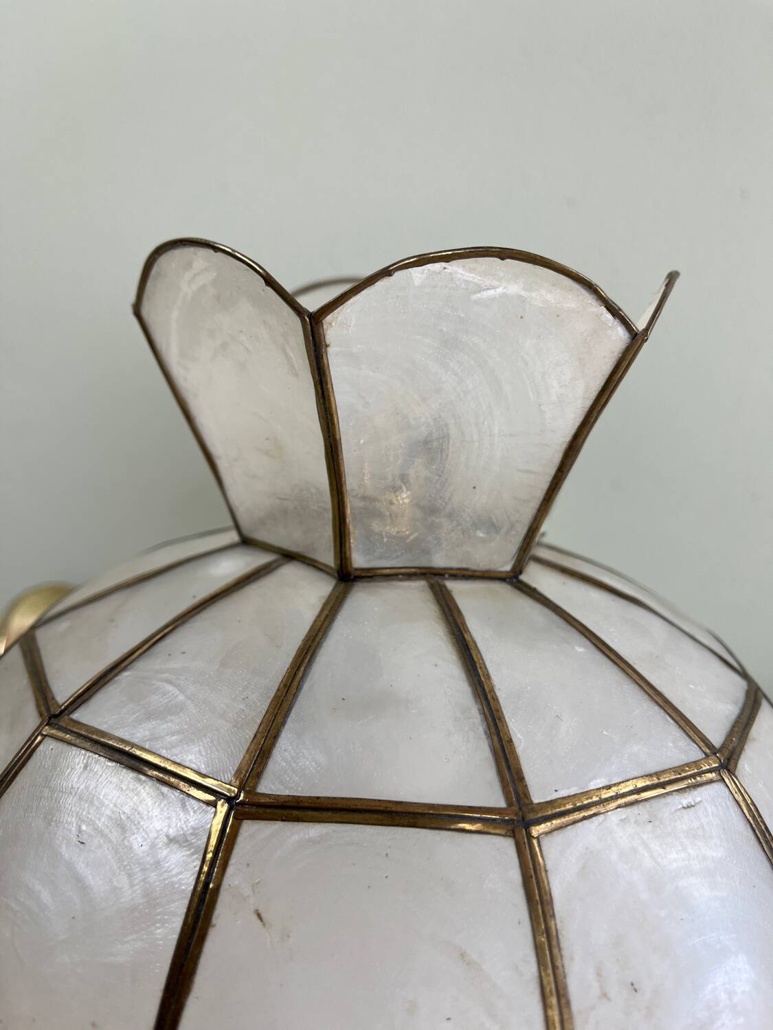 Mother-of-pearl suspension