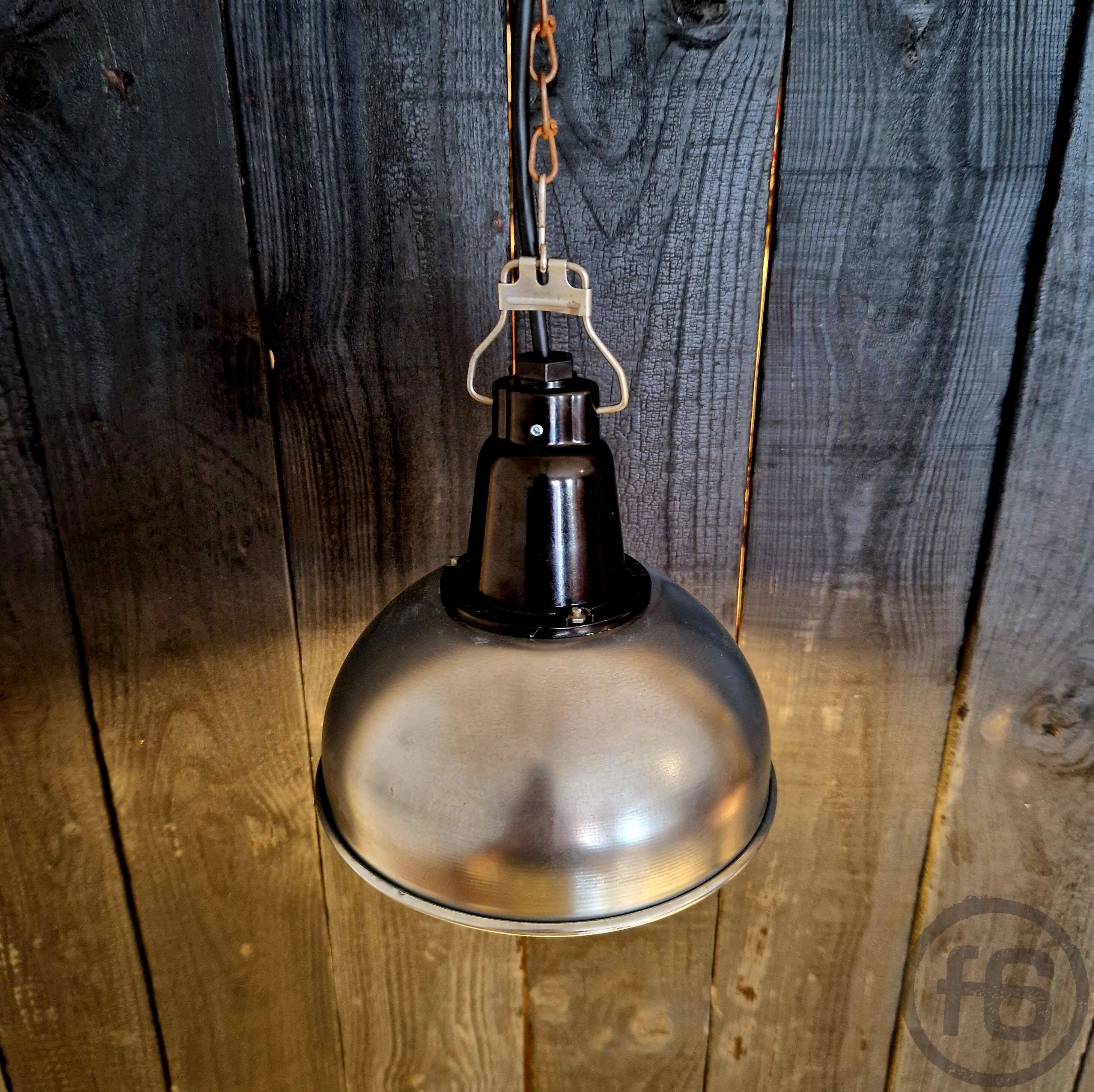 „Judith“ Petite lampe en bakélite ukrainienne noire / polie