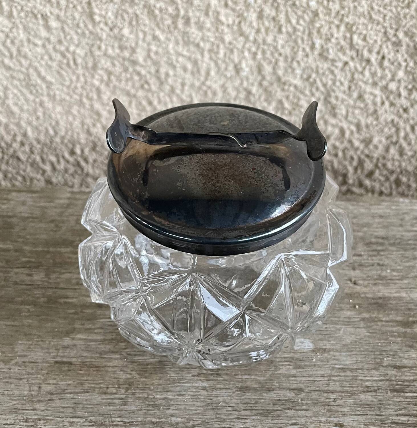 Pot à sucre ancienne avec pince à sucre intégrée