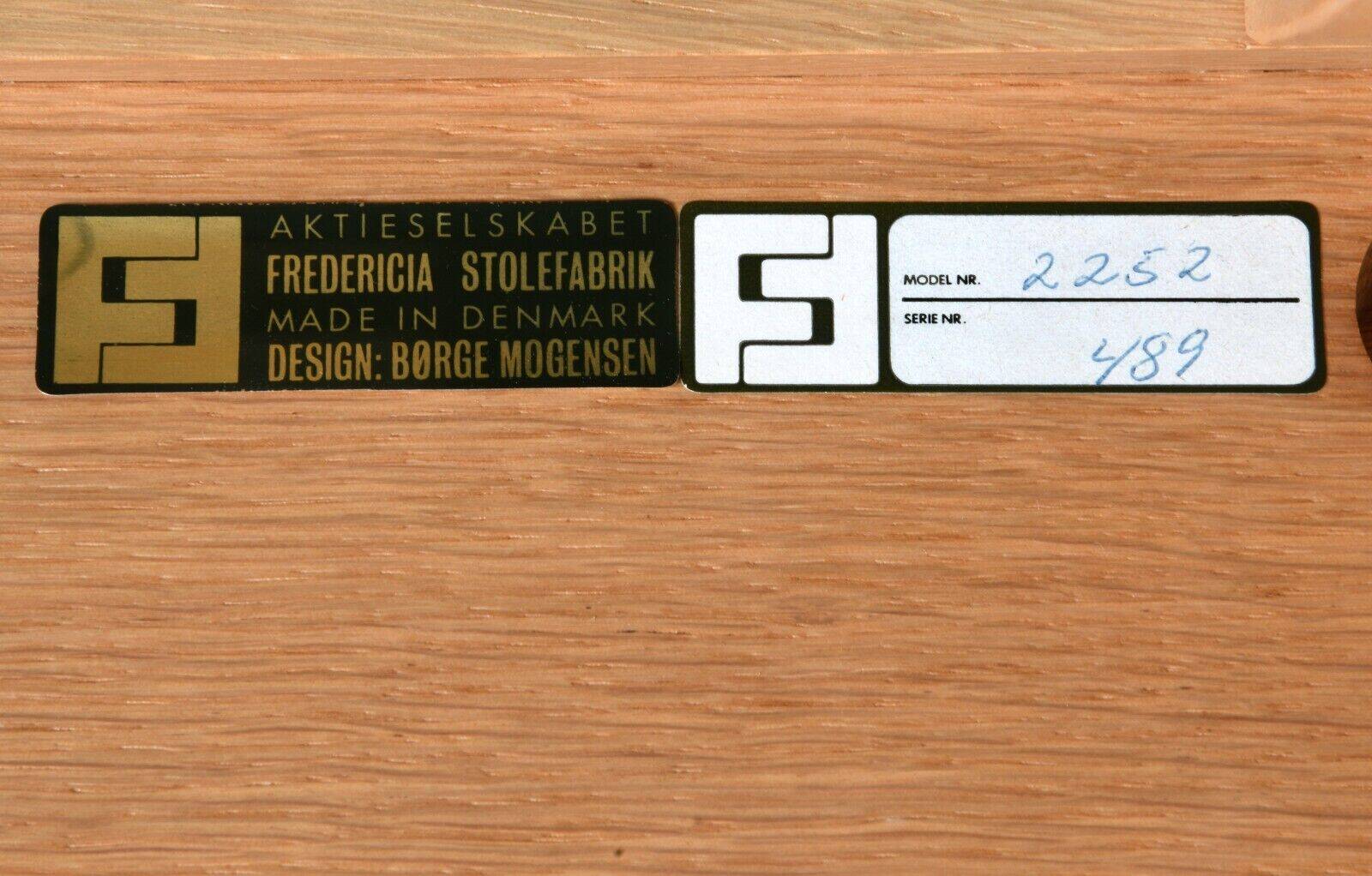 Very beautiful and elegant vintage 2-seater sofa design by Børge Mogensen