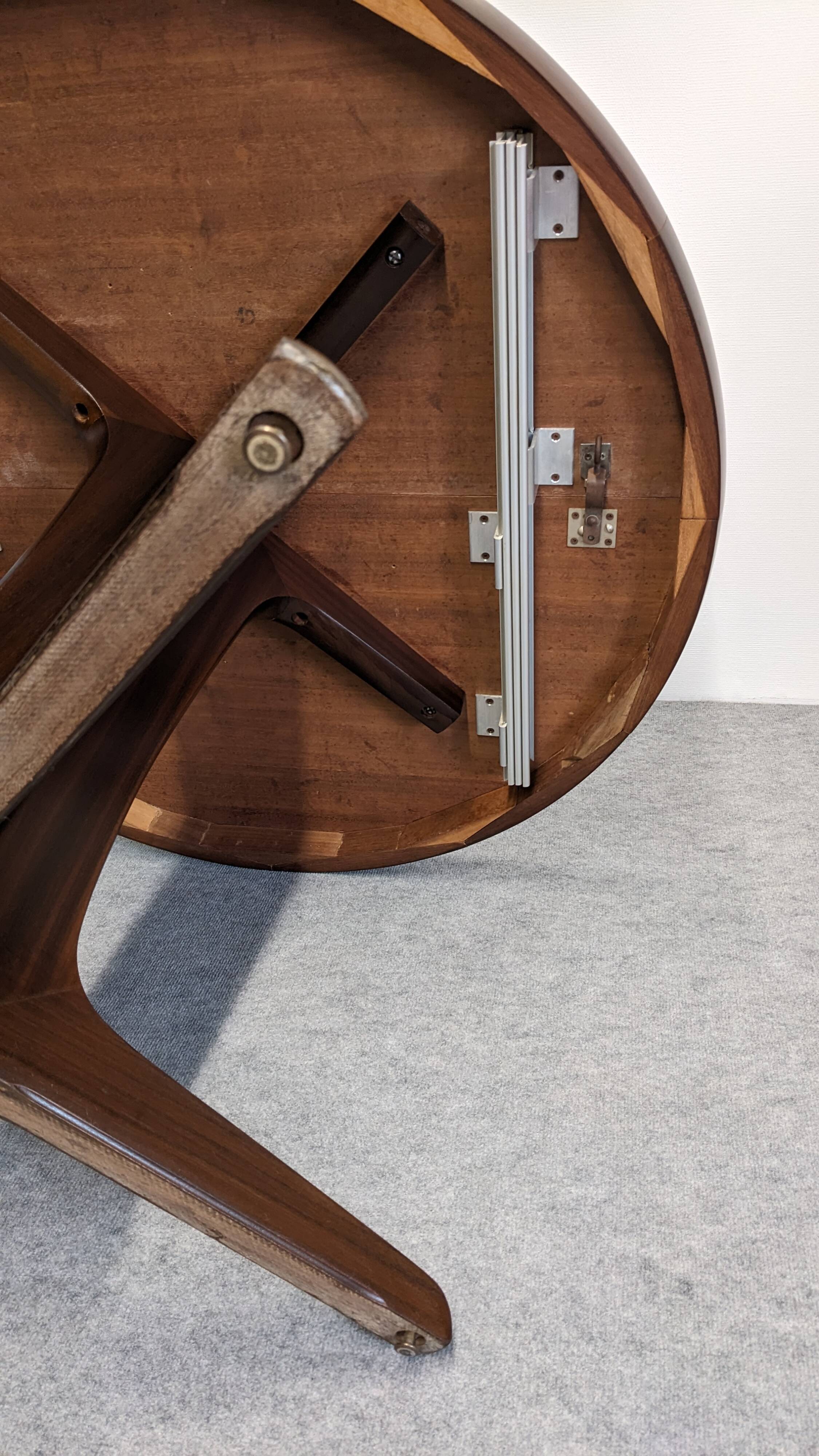 Baumann extendable dining room round table, France circa 1970.