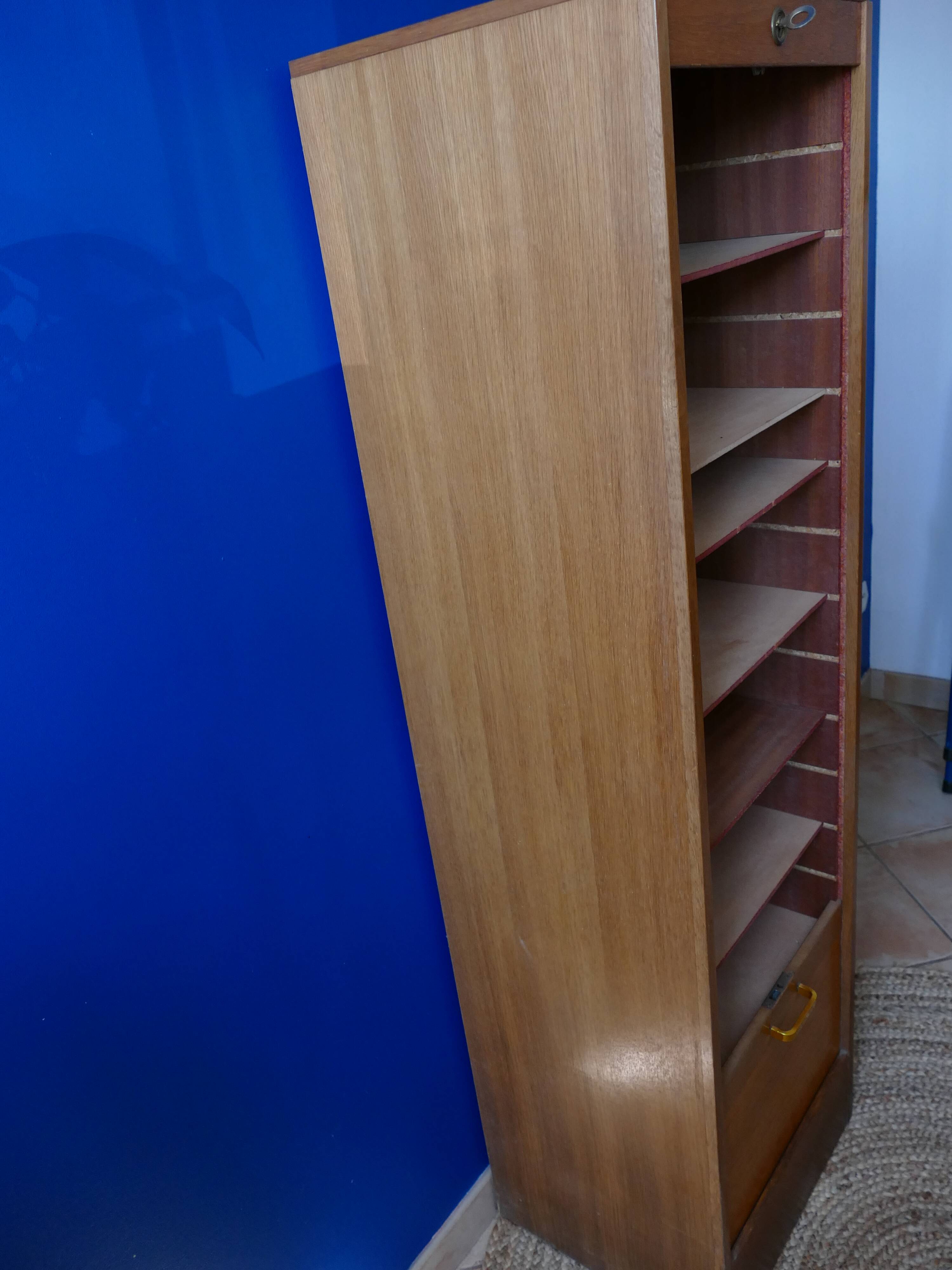 Curtain cabinet