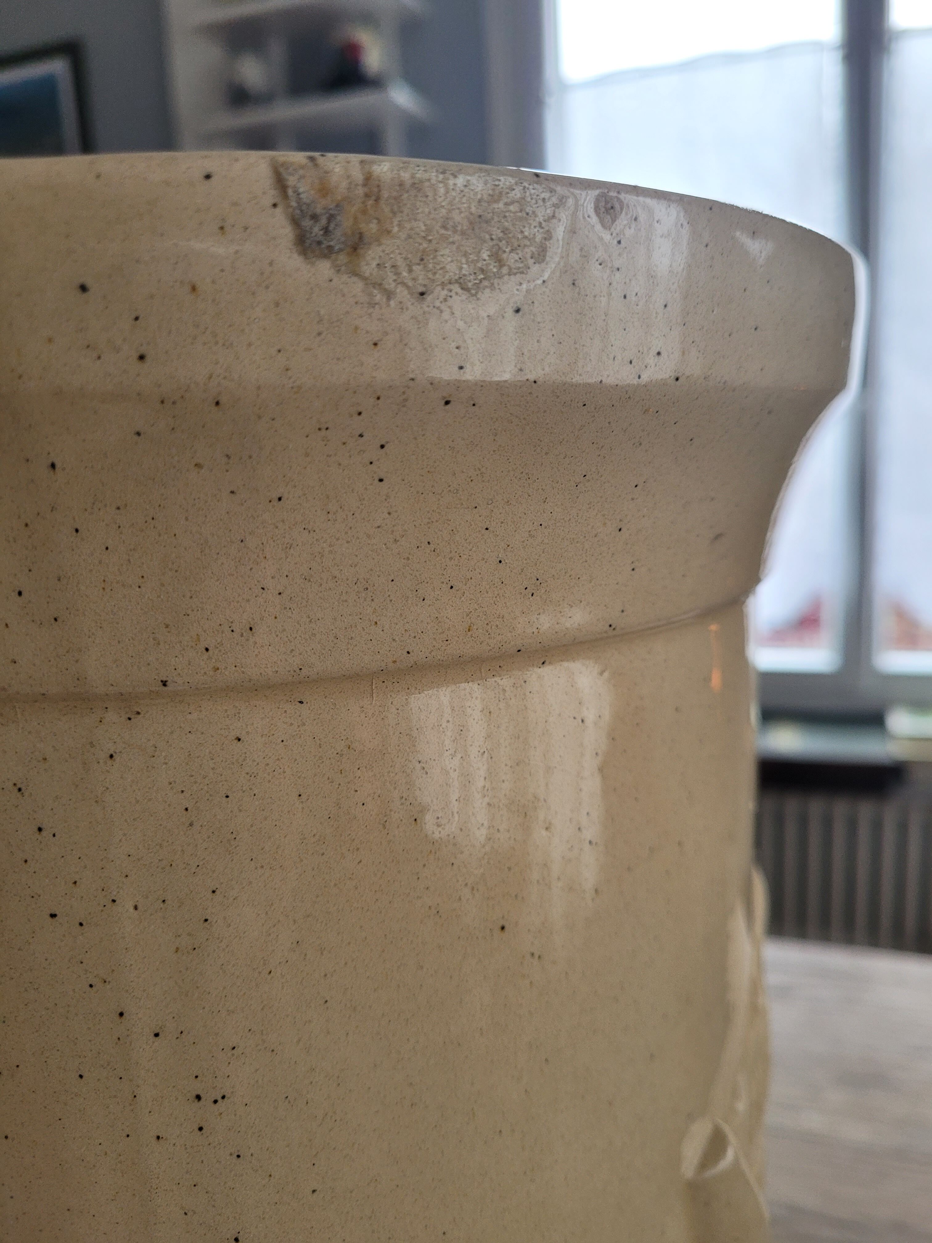 Umbrella door in glazed and vintage porcelain.