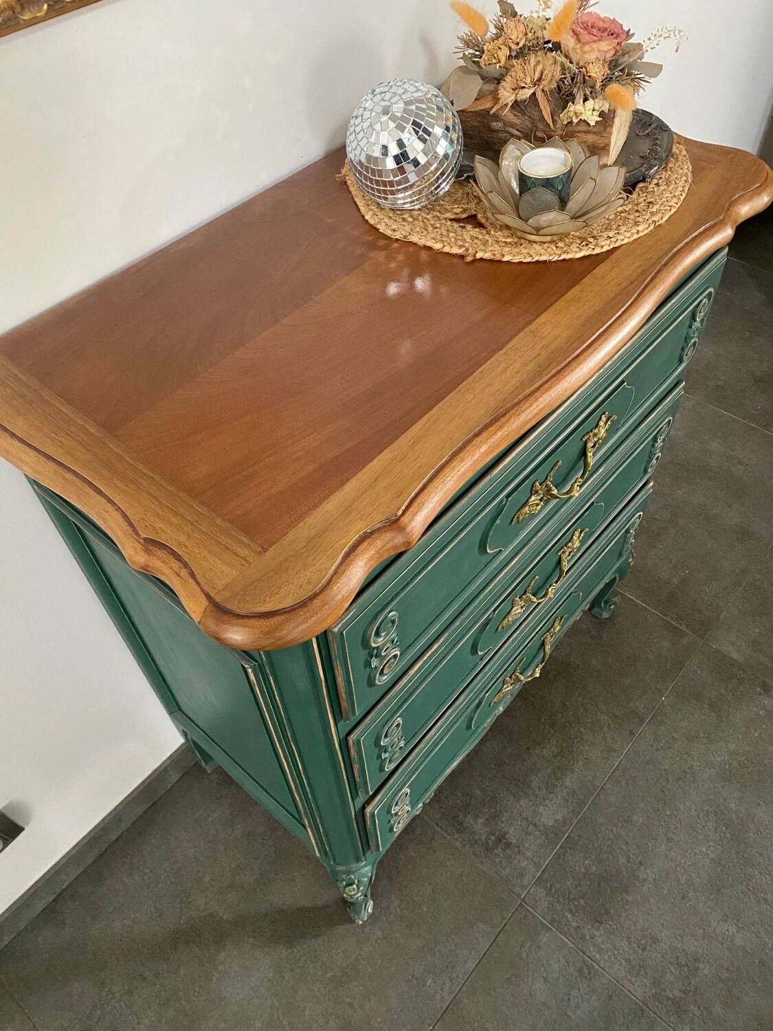Commode bois massif relooké vert pinède patiné