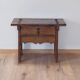 Table basse du milieu du siècle  Tiroir sculpté, détails rustiques avec clous apparents