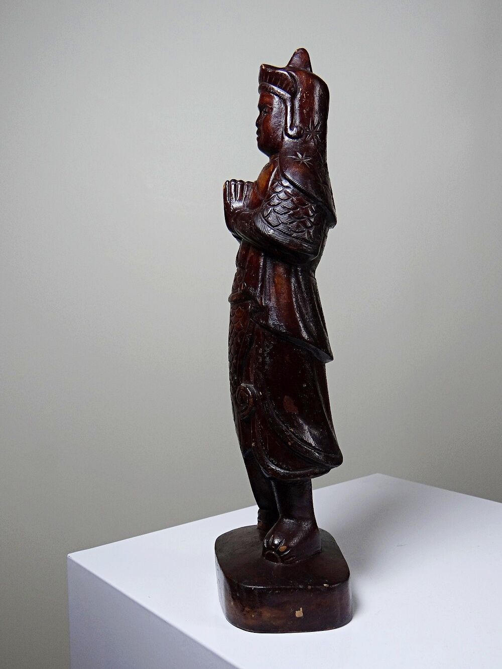 Asian statuette, popular art in carved monoxyle wood, vintage 1930-1960.