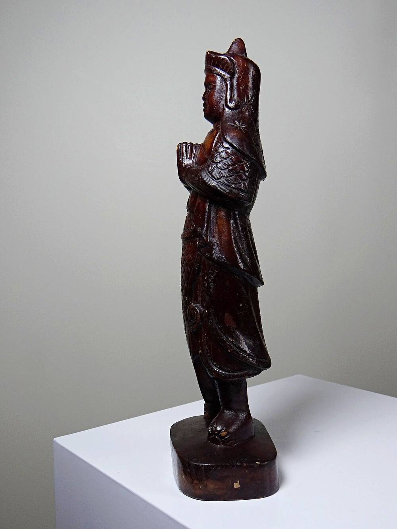 Asian statuette, popular art in carved monoxyle wood, vintage 1930-1960.