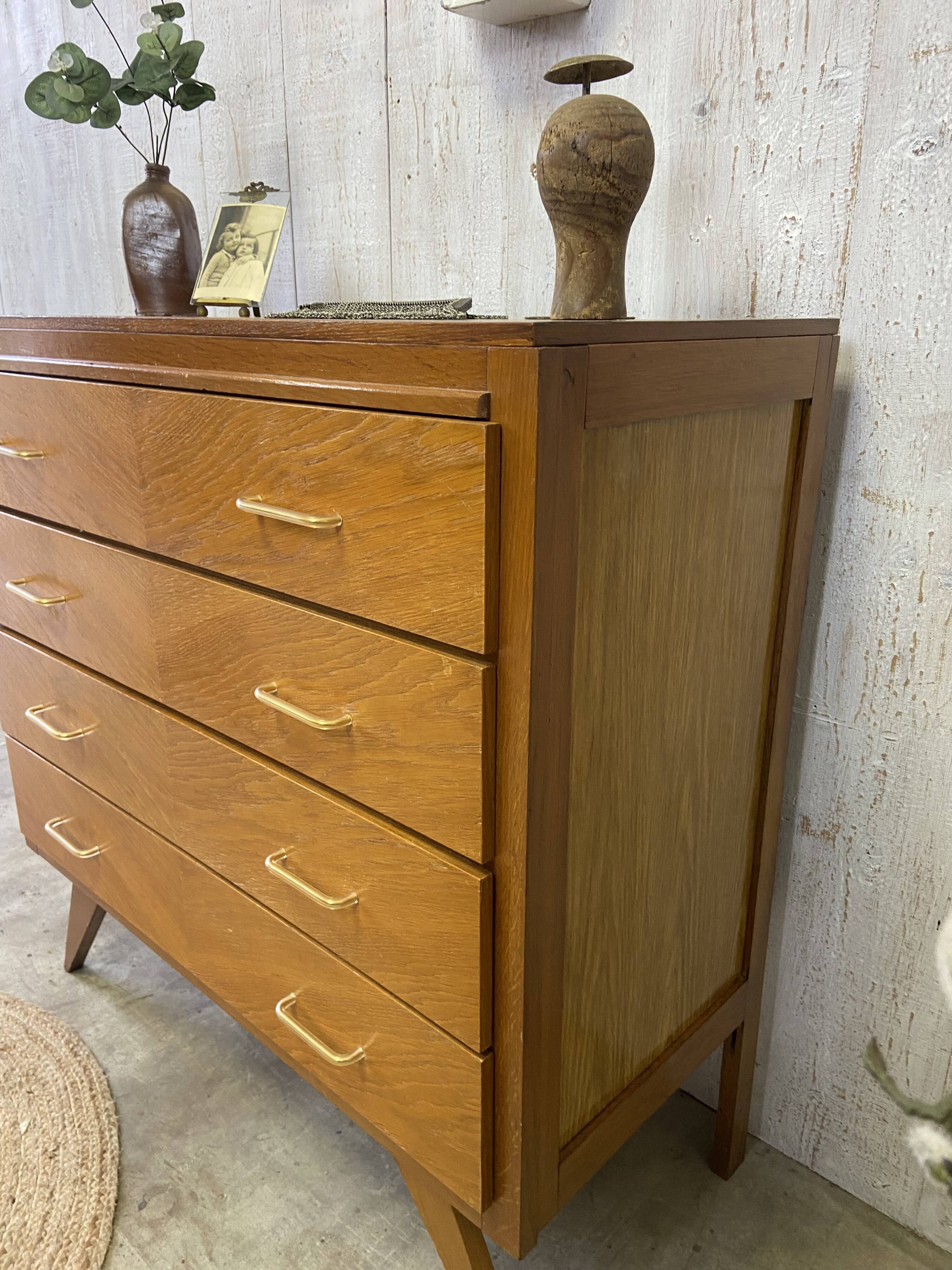 Commode aux pieds compas