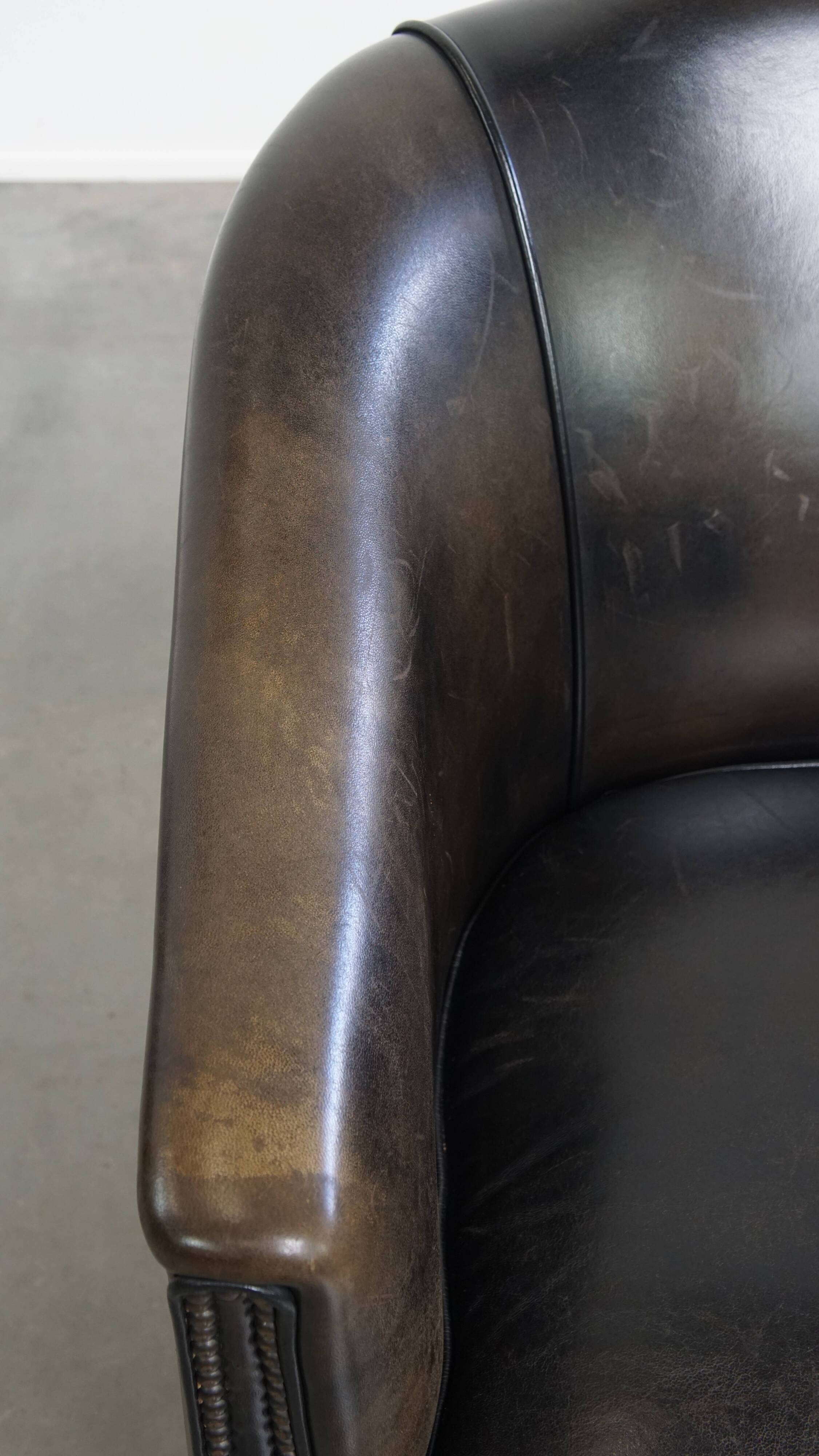 Fauteuil club noir/gris en cuir de mouton
