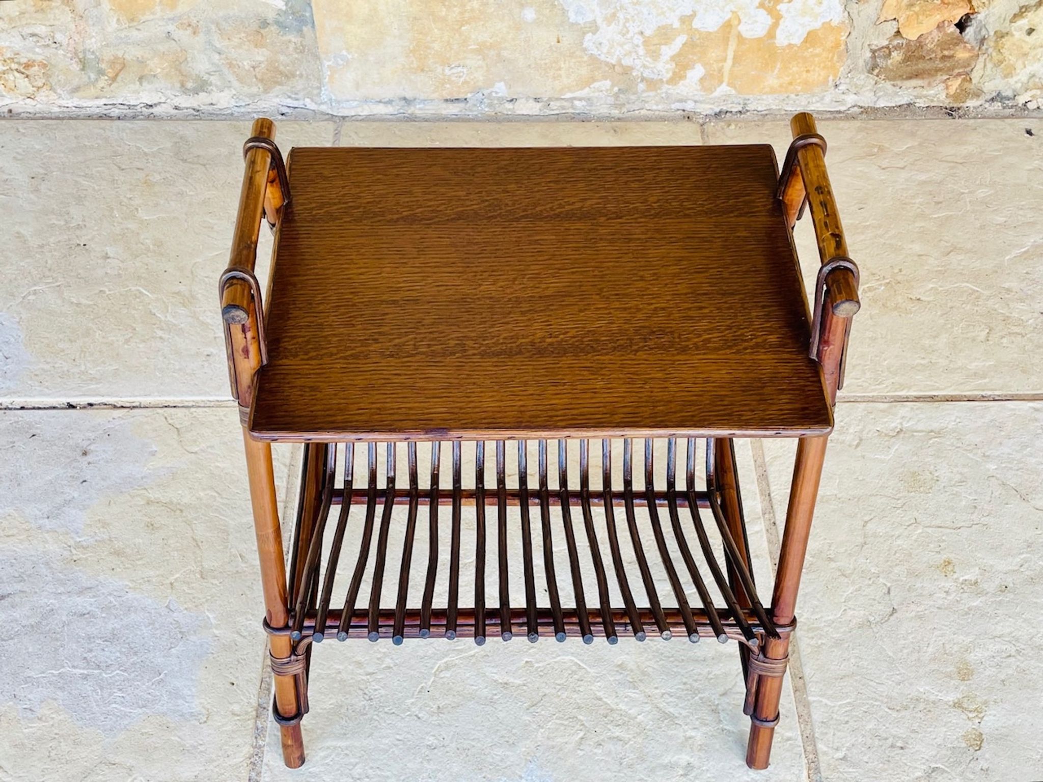 Table d'appoint avec porte revues vintage Rotin Bambou 1970s