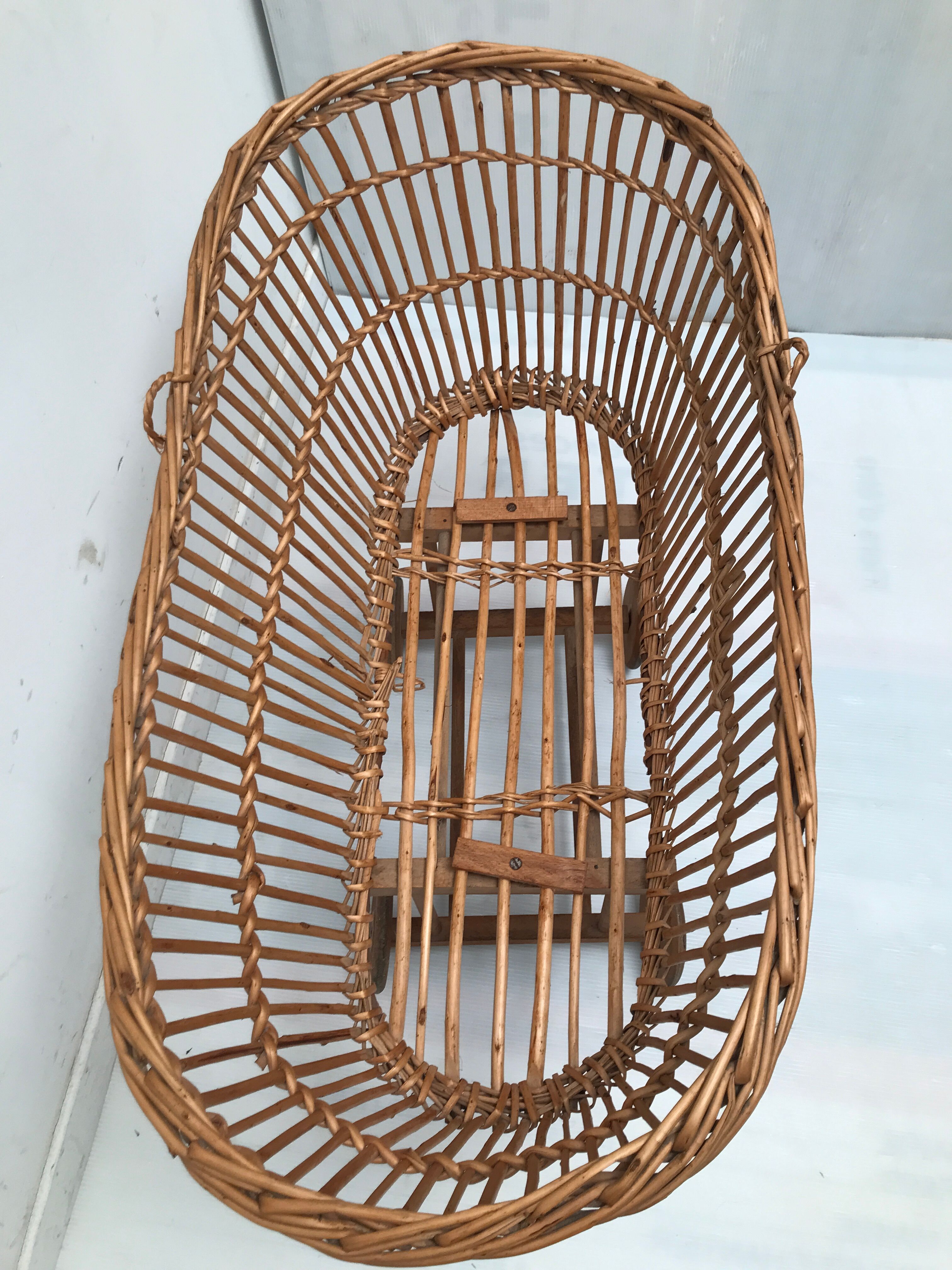 Berceau en osier pour poupée vintage