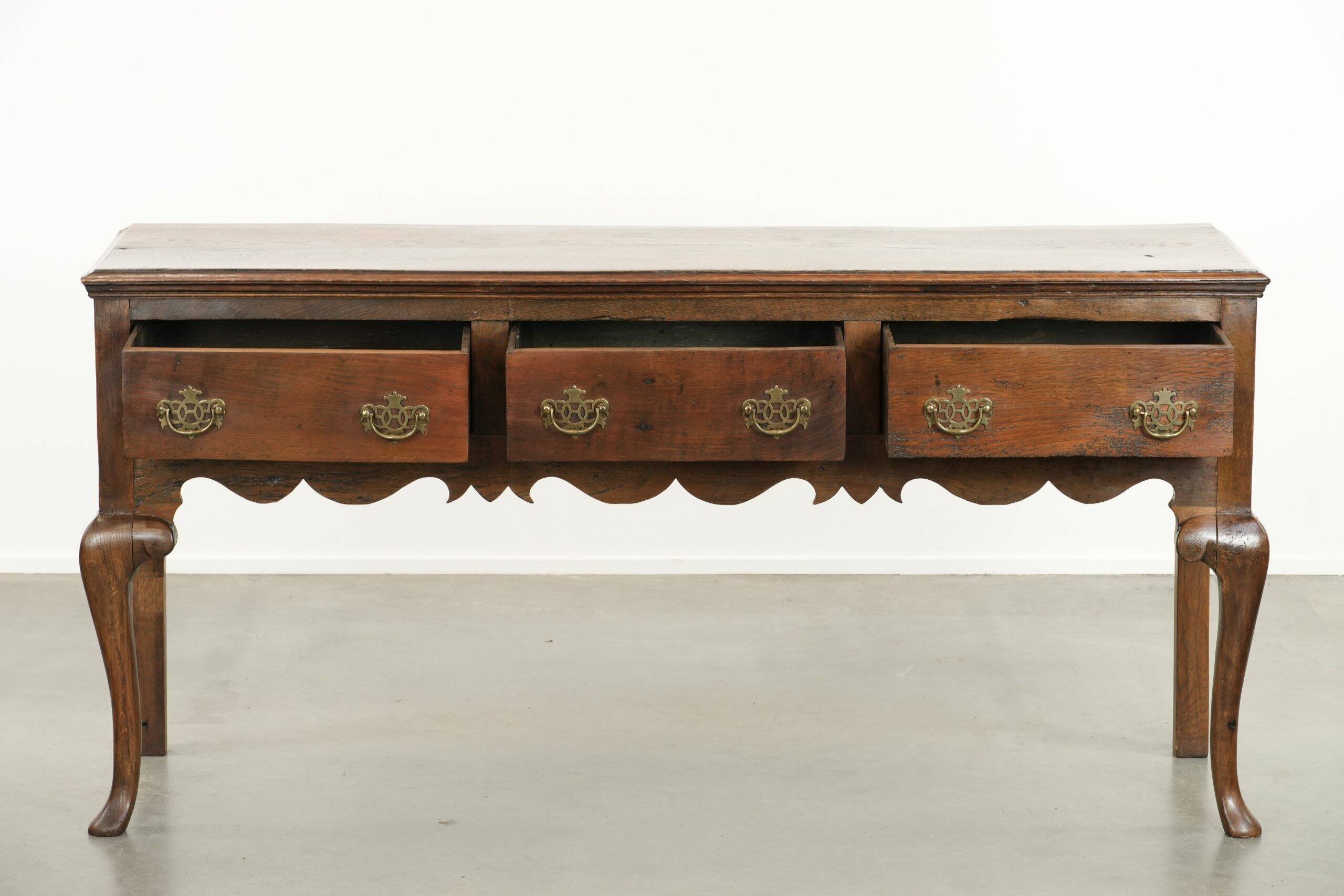 Buffet anglais ancien du XVIIIe siècle en chêne.
