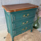Commode bois massif relookée vert sapin patiné et bois