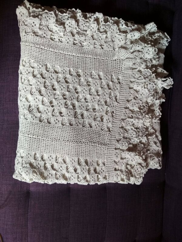 Dessus de lit  en coton blanc  point crochet à la main