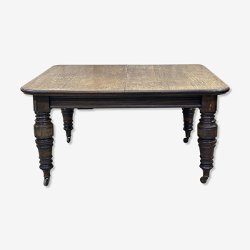 English nineteenth oak table with 1 crank extension