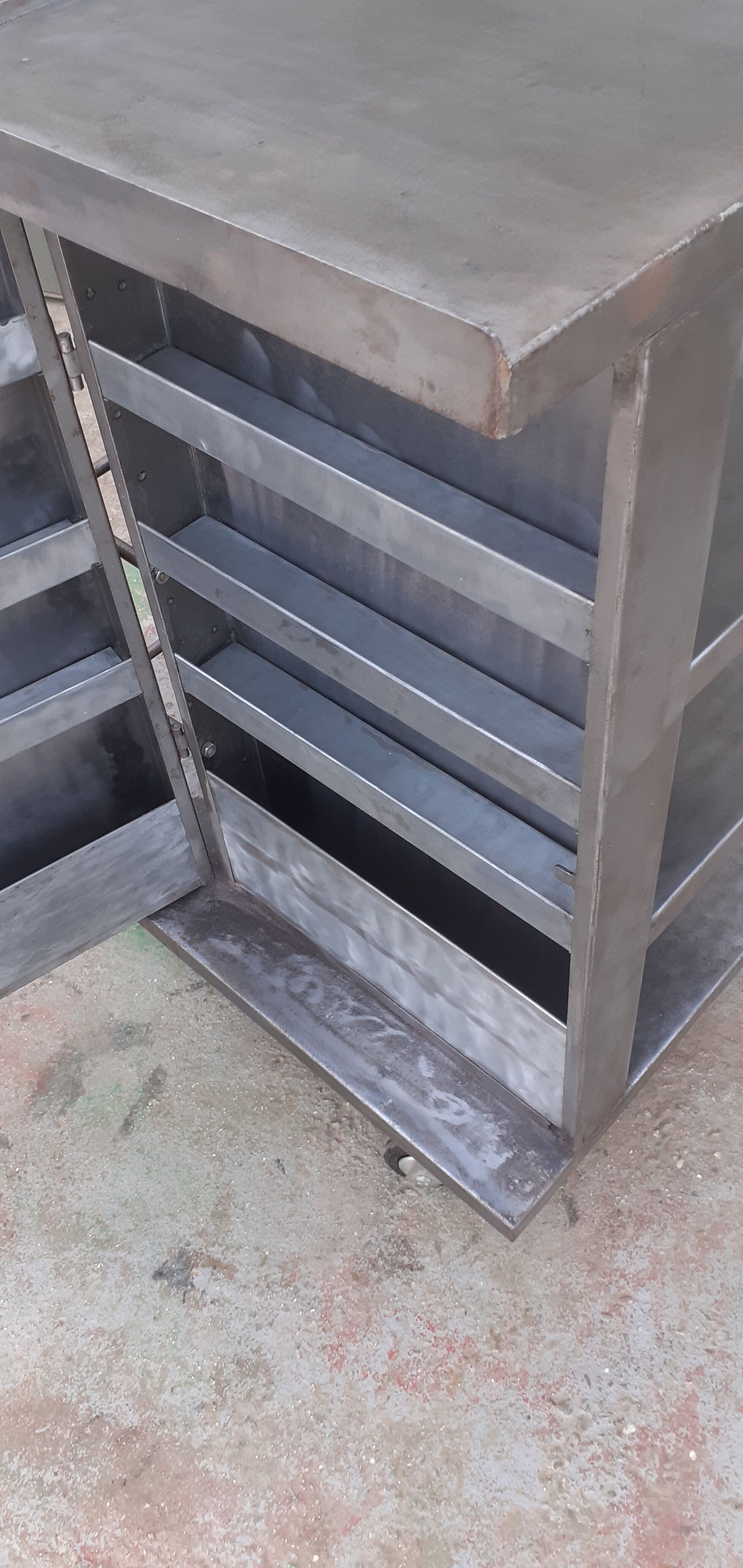 Metal service cabinet