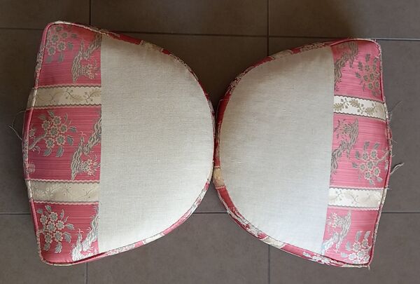 Paire de bergères style Louis XVI en noyer et soie rose et écrue