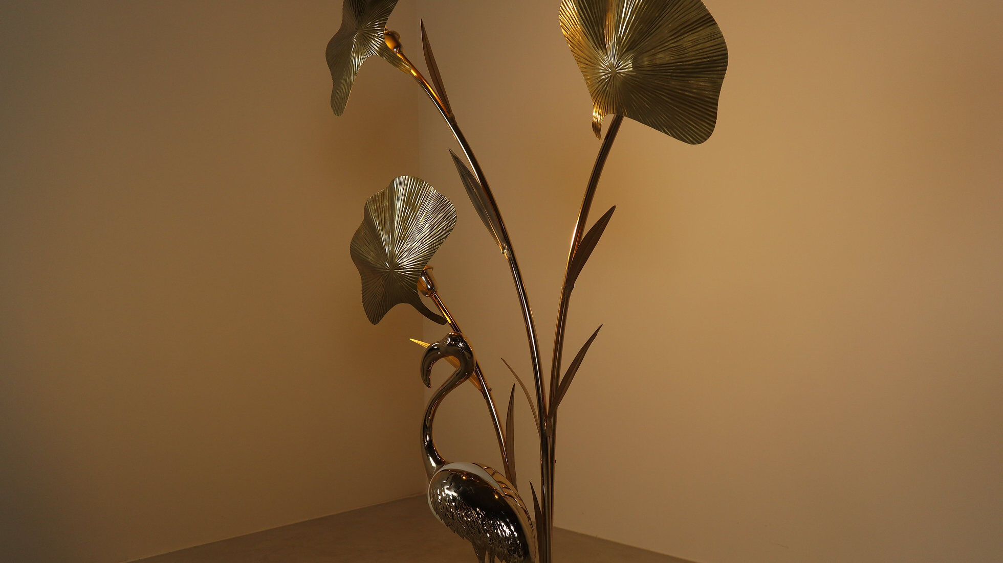 Grand lampadaire en laiton en forme de flamant rose, orné de feuilles de ginkgo sculptées, années 1970