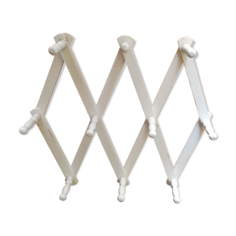 Accordion coat holder
