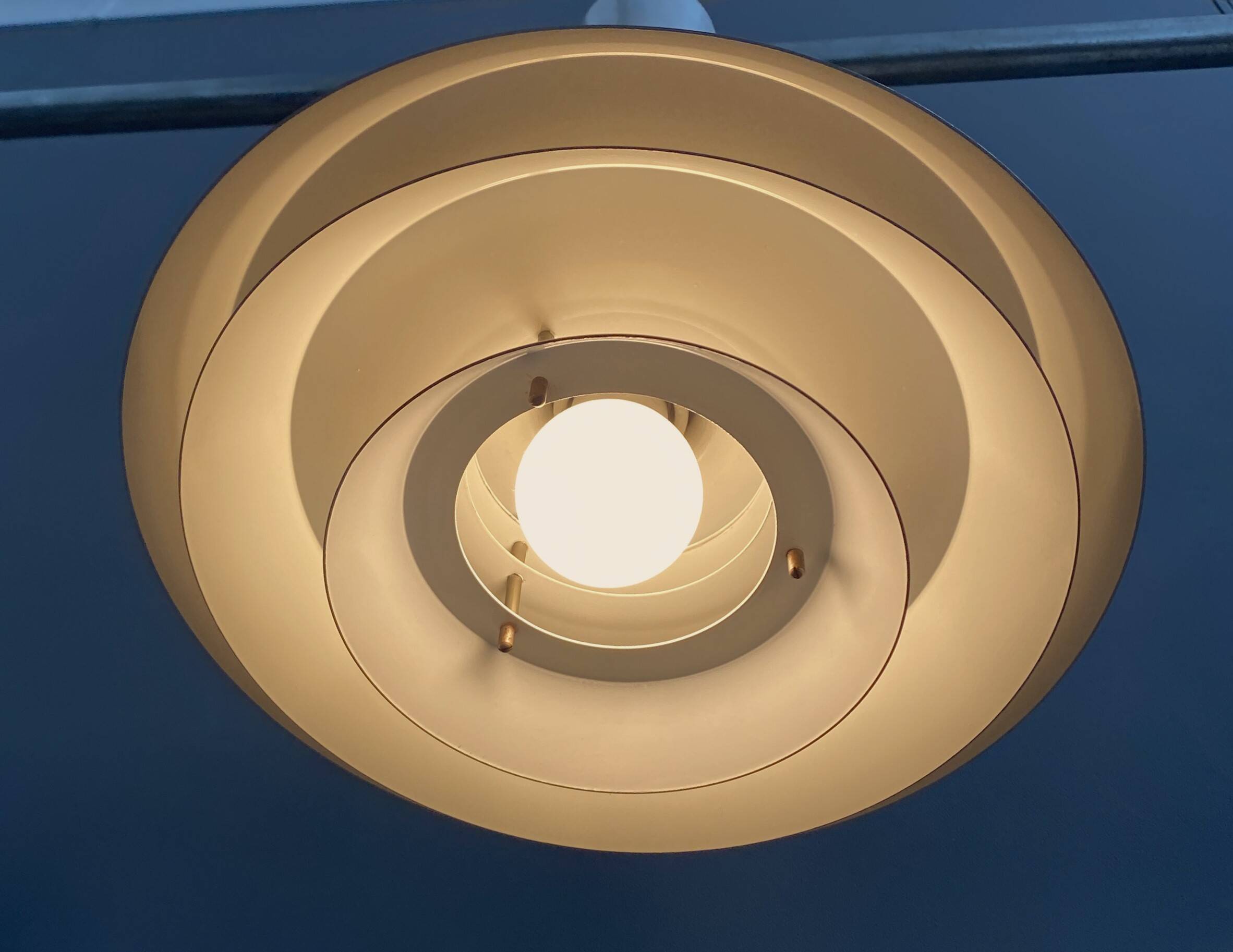 Lampe à suspension en métal VEB couleur laiton et blanc années 1960