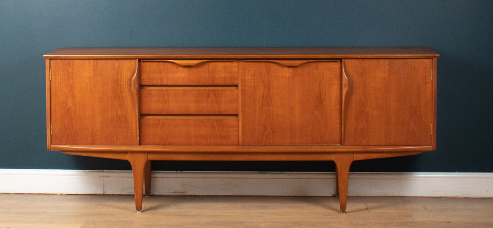 Enfilade Jentique en teck avec poignées pliées des années 1960s