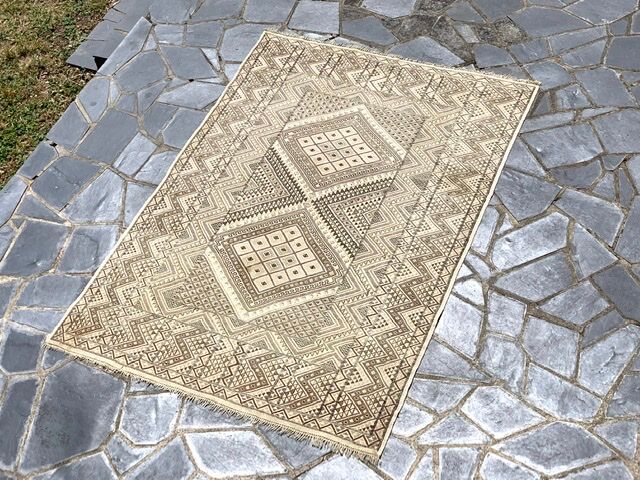 Tapis marocain beige et marron, années 70 - 186x266cm