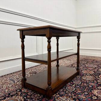 Table d'appoint anglaise classique avec dessus en cuir vert
