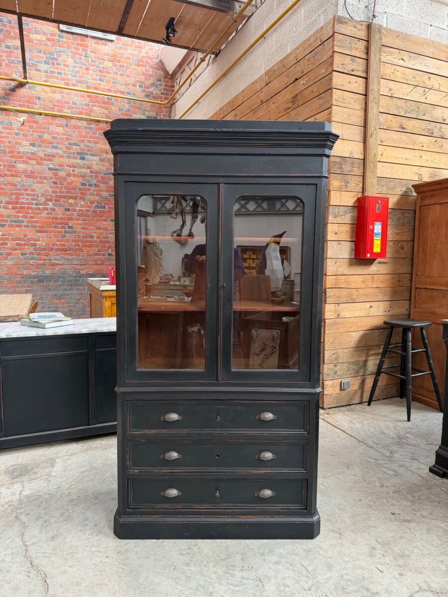 Display cabinet from the late 19th century.