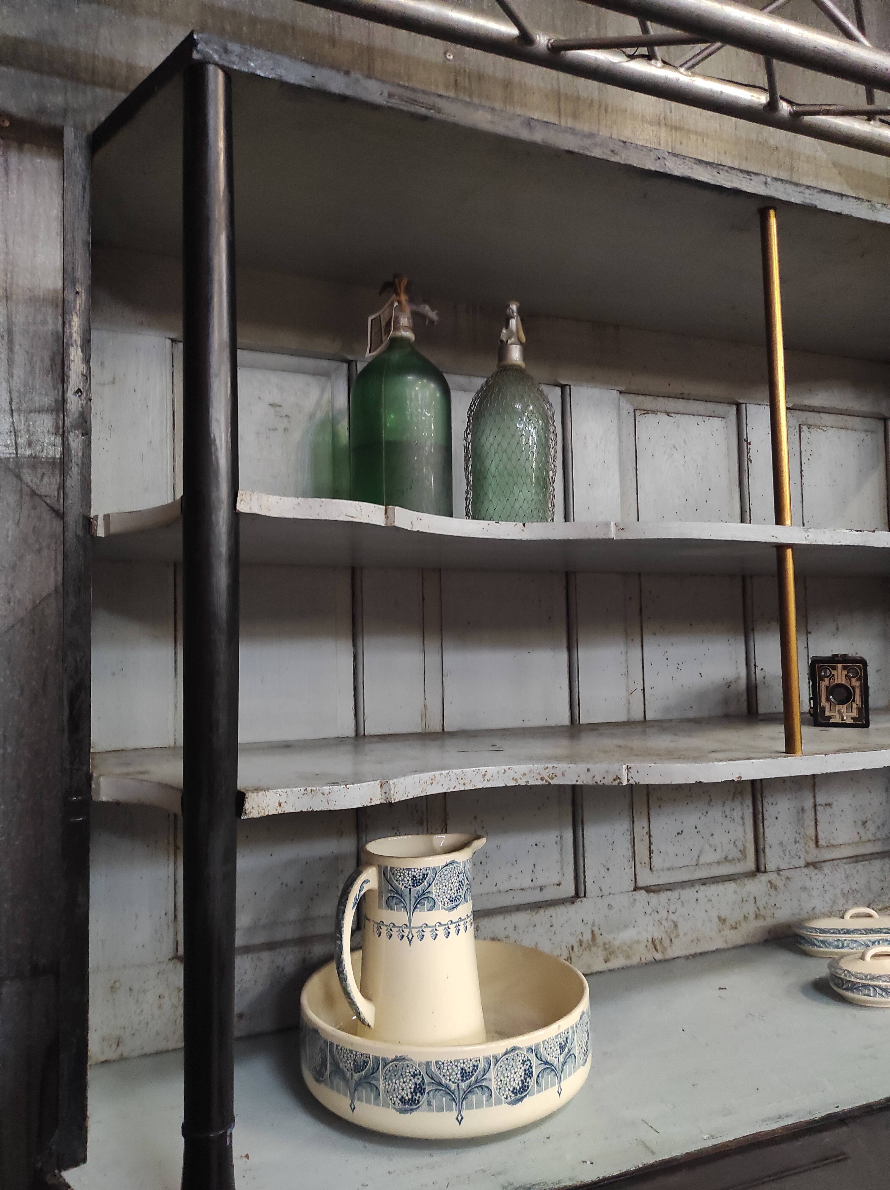 Buffet gris 1910 | Garde-manger ancien aux accents dorés