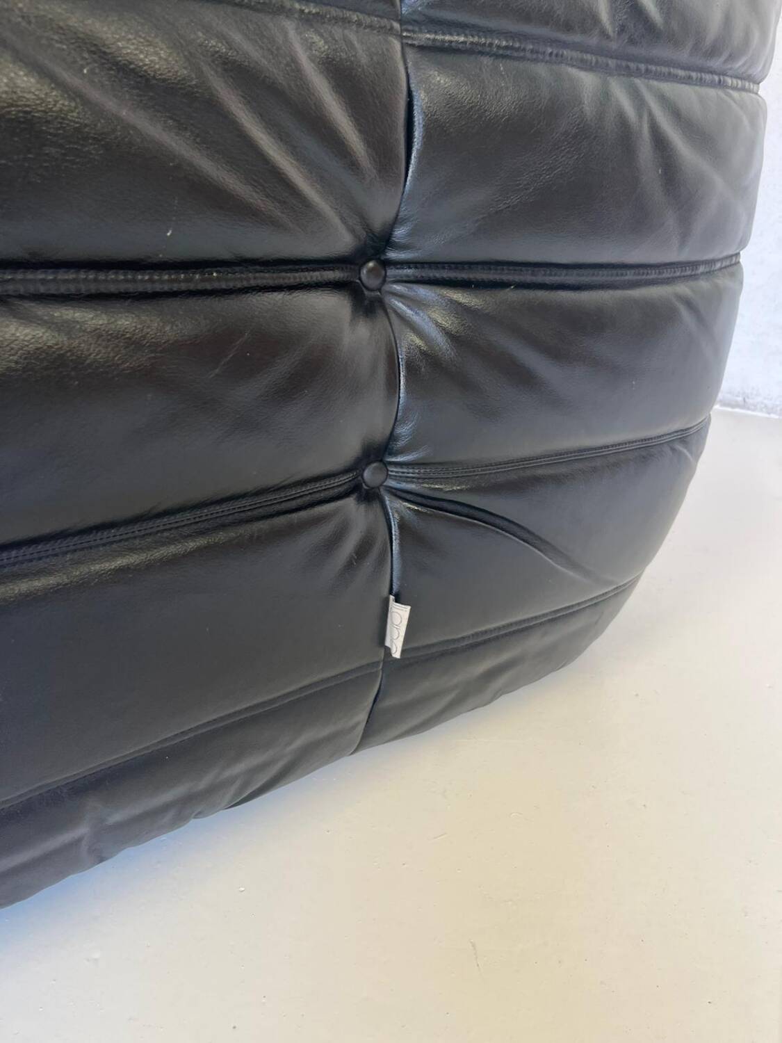 Chauffeuse d'angle Togo en cuir noir par Ligne Roset