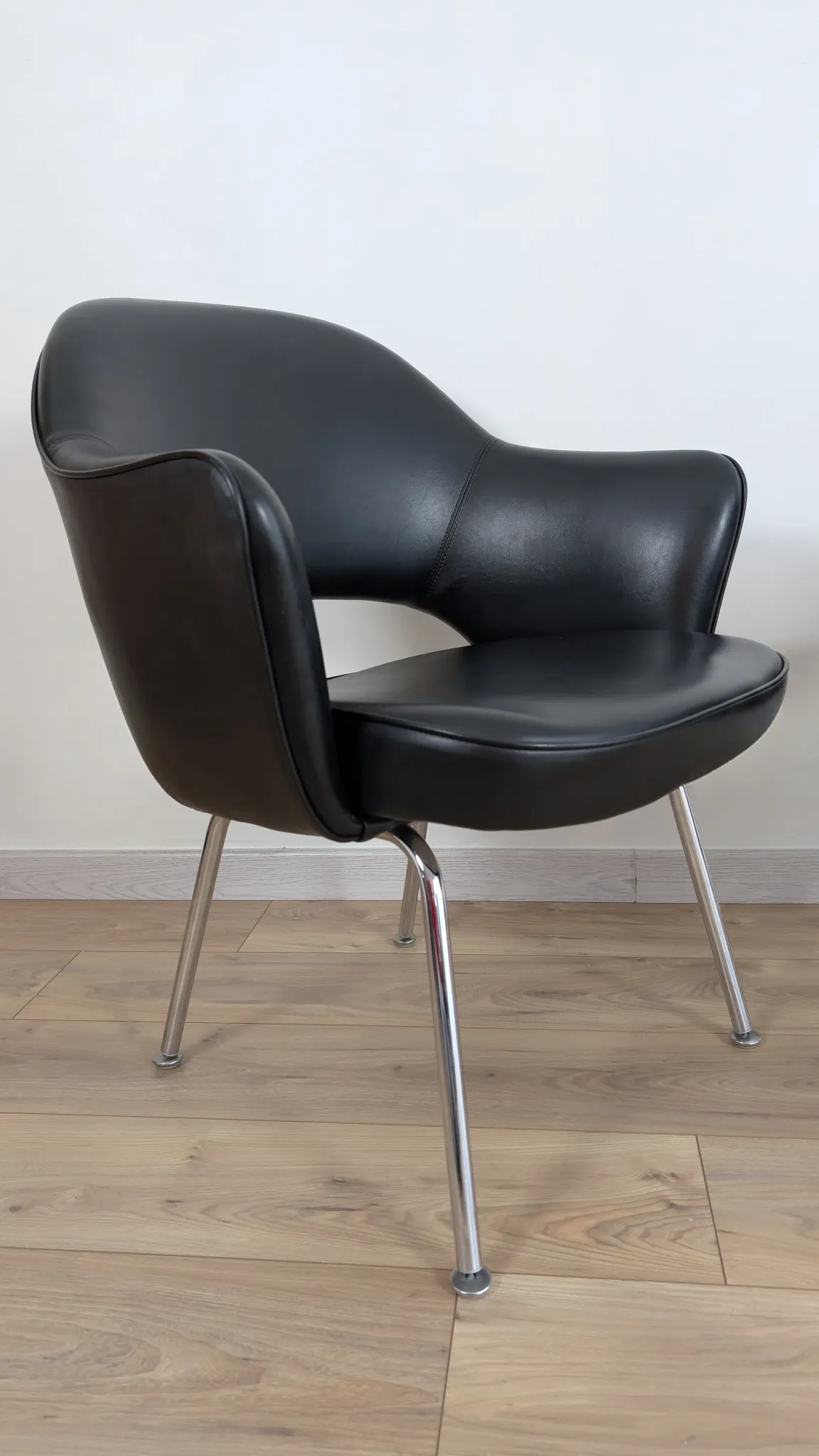 Set of 6 "Conference" chairs by Eero Saarinen for Knoll International