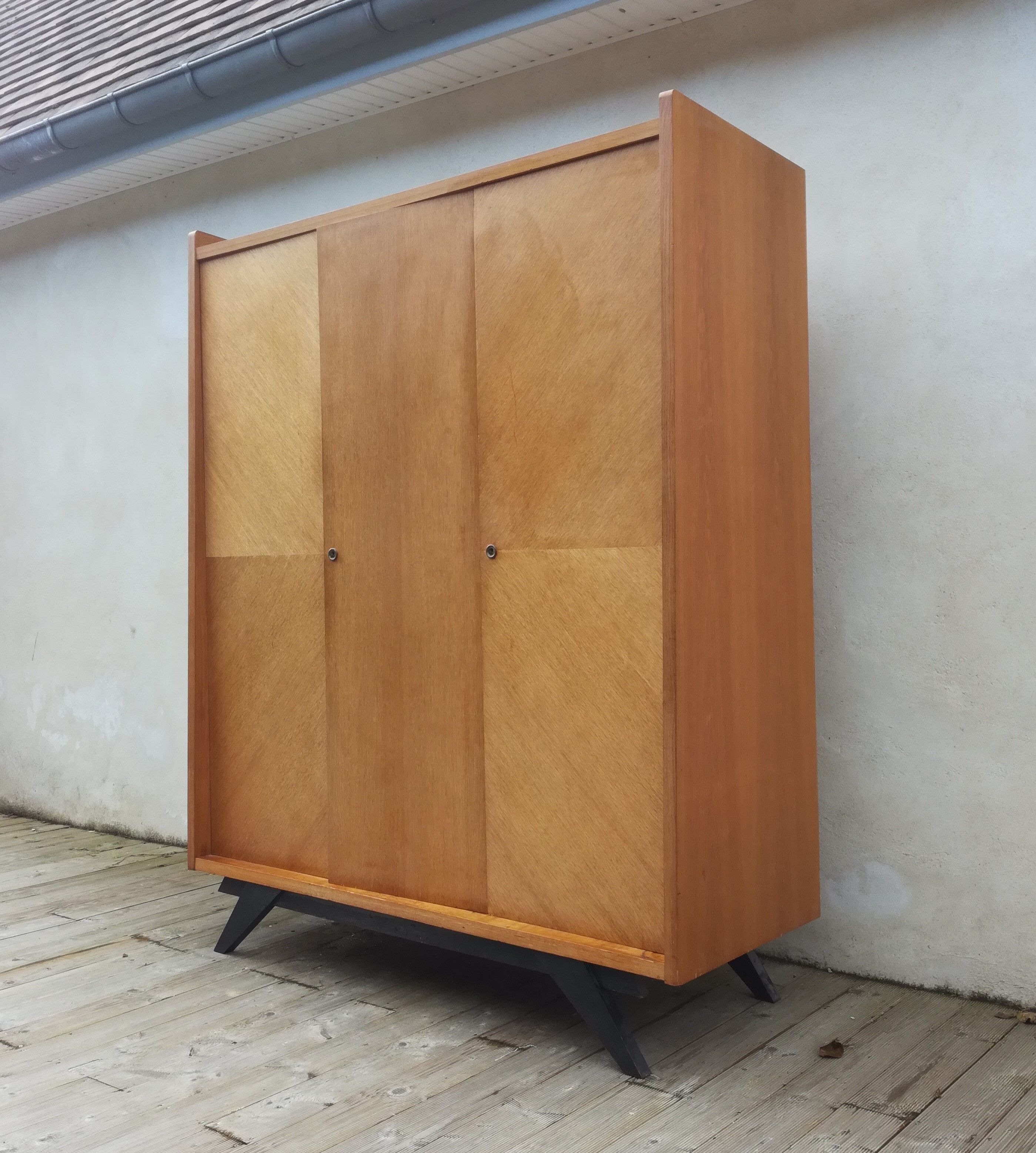 Compass foot cabinet