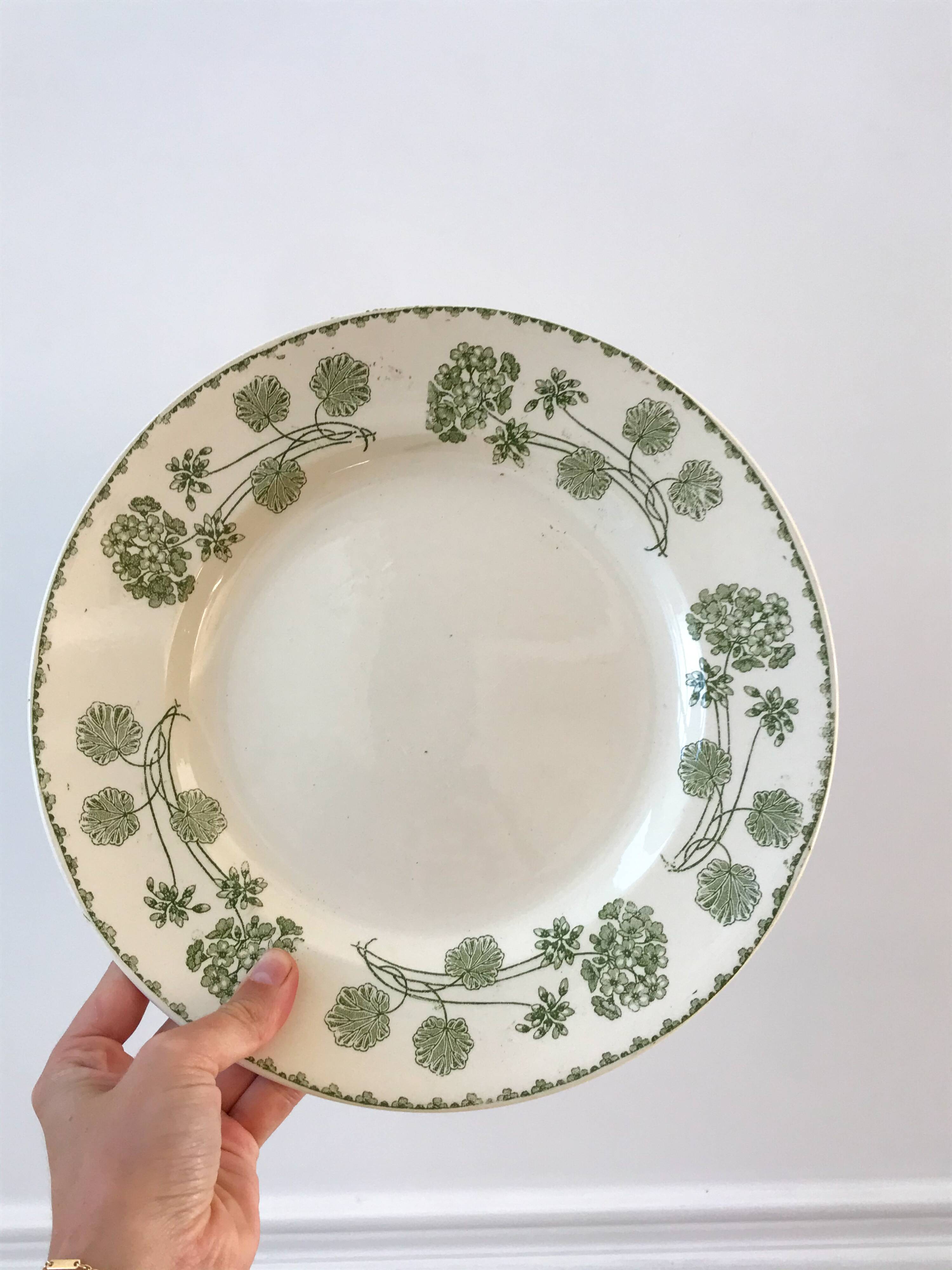 round dish in Digoin Sarreguemines iron clay model "Geranium" green late 19th century