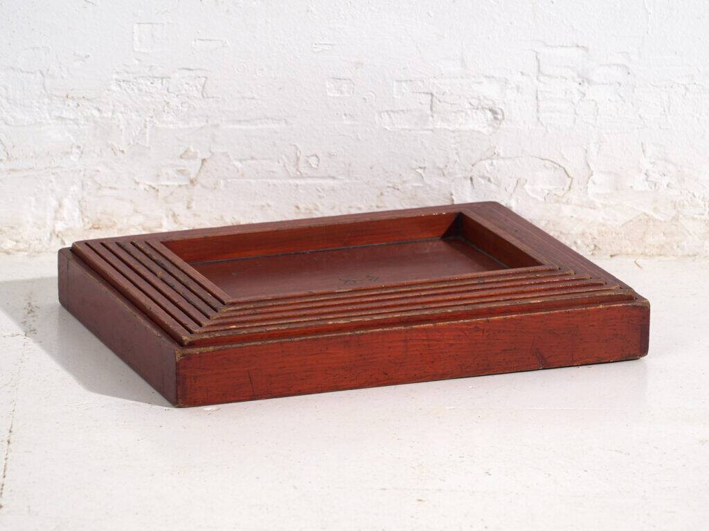 Plateaux japonais anciens empilables en bois teinté – période Taishō–Showa (c.1910–1940)
