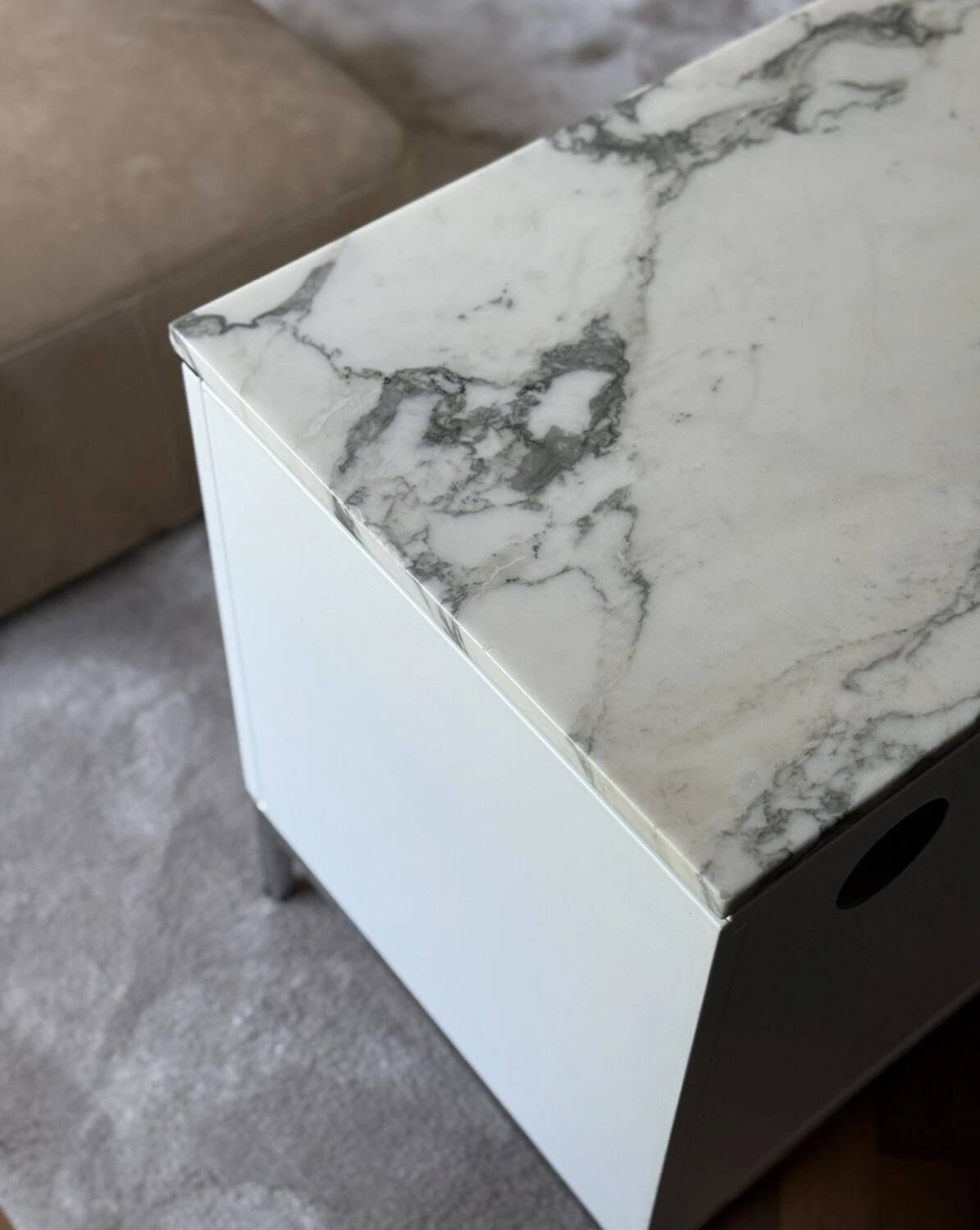 Florence Knoll “Credenza 4” sideboard – Arabescato marble