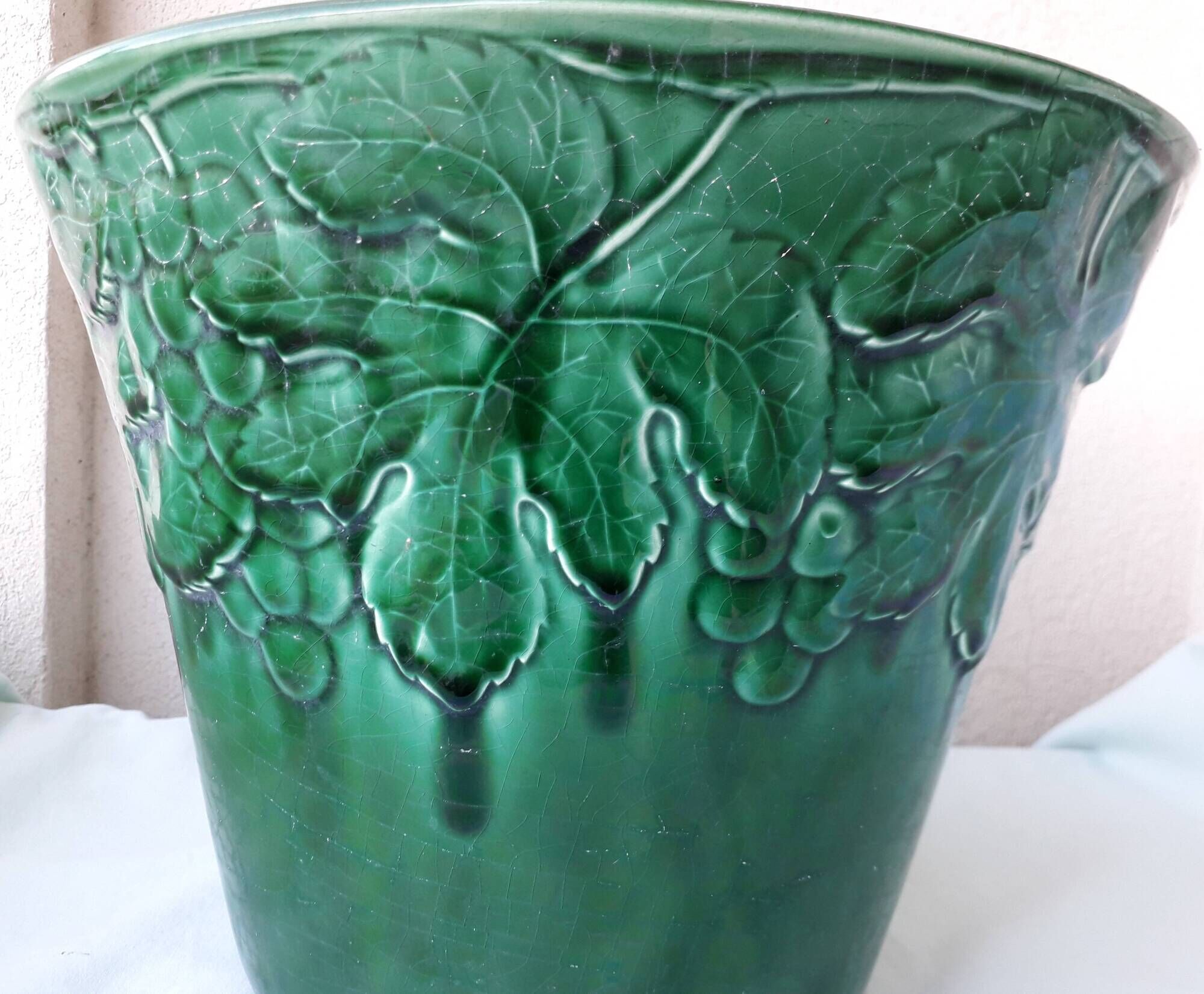 Green ceramic cache-pot