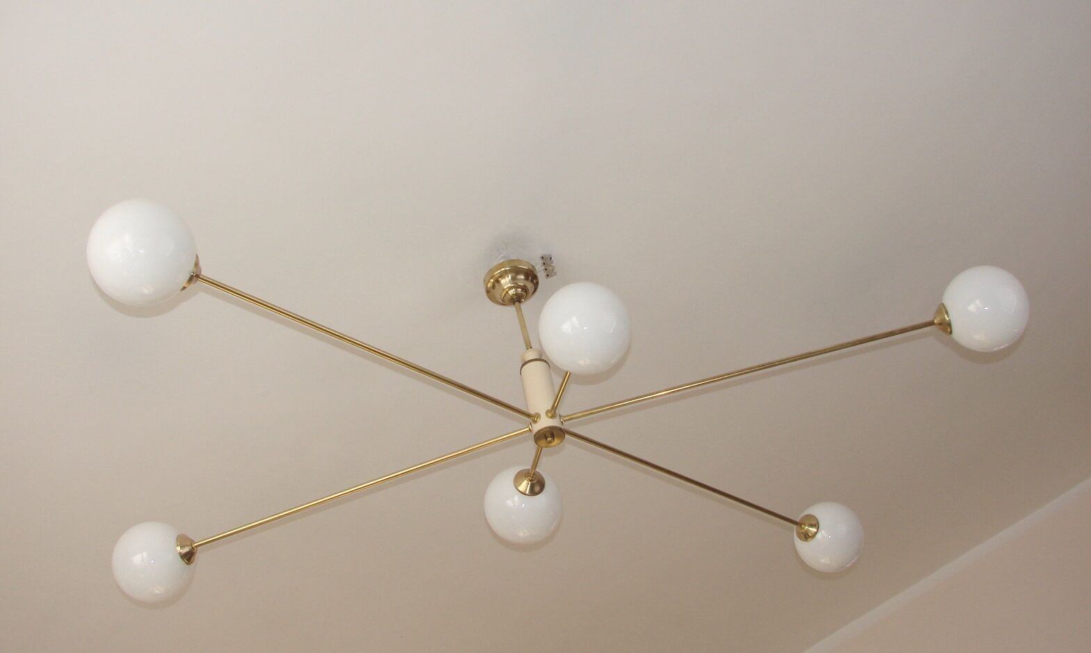 Italian style chandelier of recent manufacture