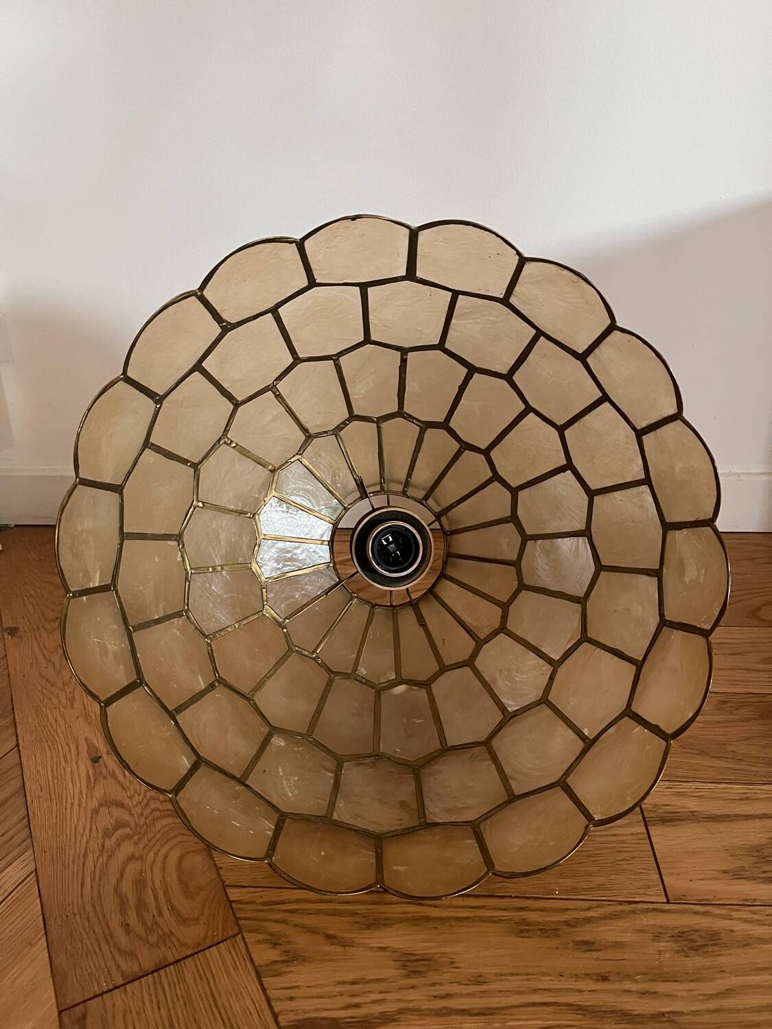 Mother-of-pearl suspension