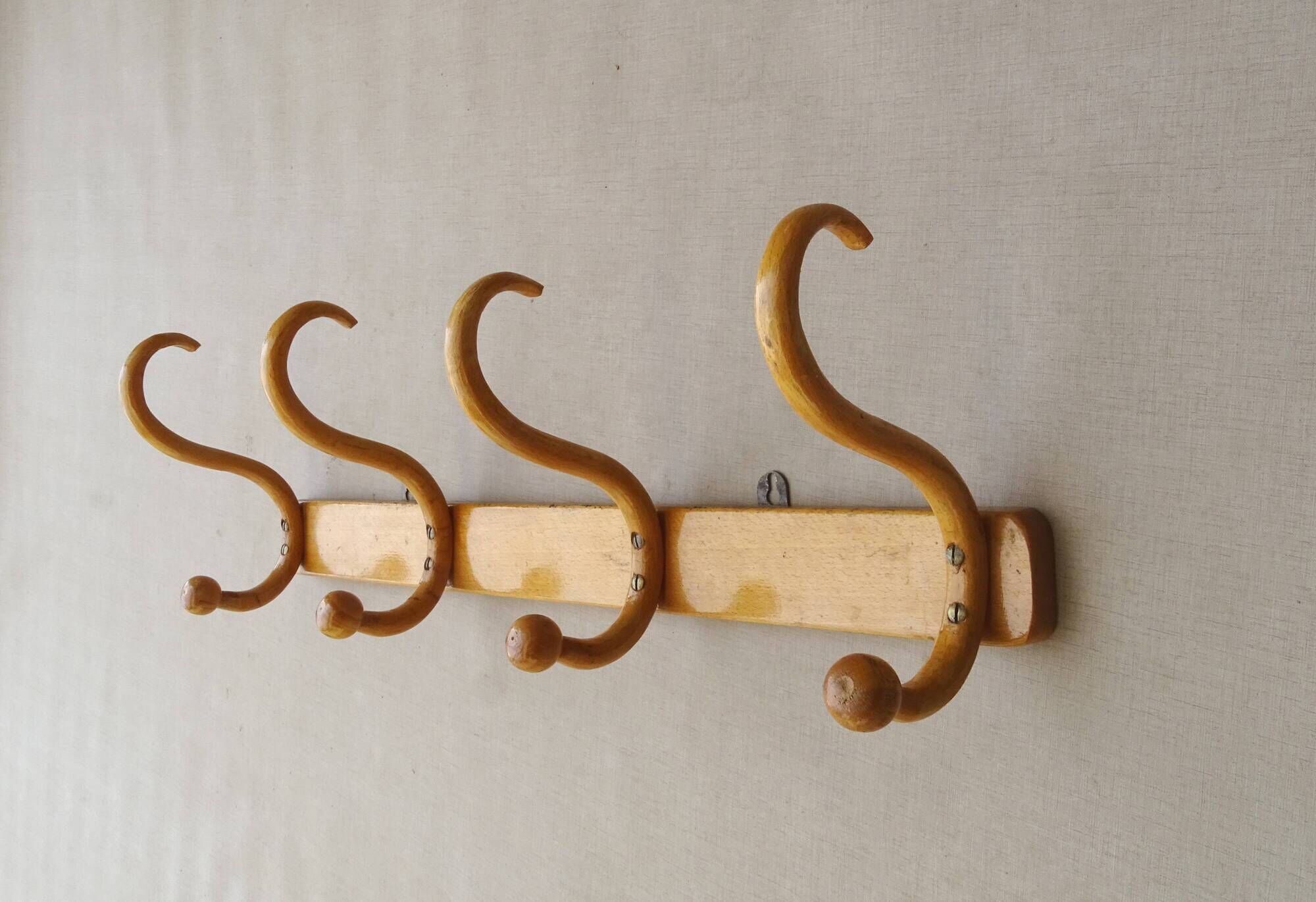 Wall coat rack with 4 hooks, around 1925, bent wood.
