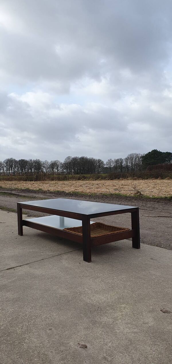 Table basse vintage des années 1970 137 cm wengé verre fumé panier en osier