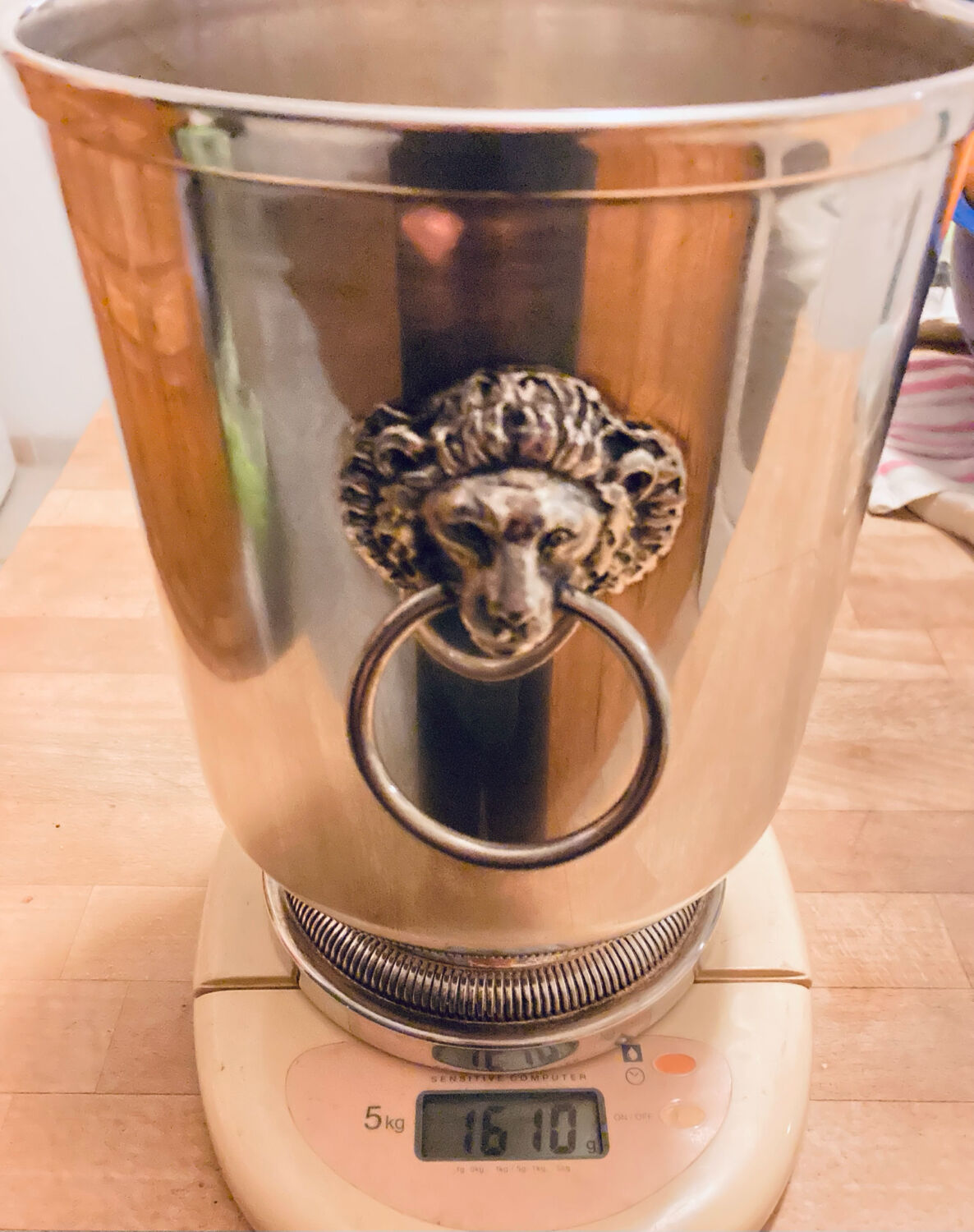 Silver-plated champagne bucket with lion heads from the 20th century, stamped.