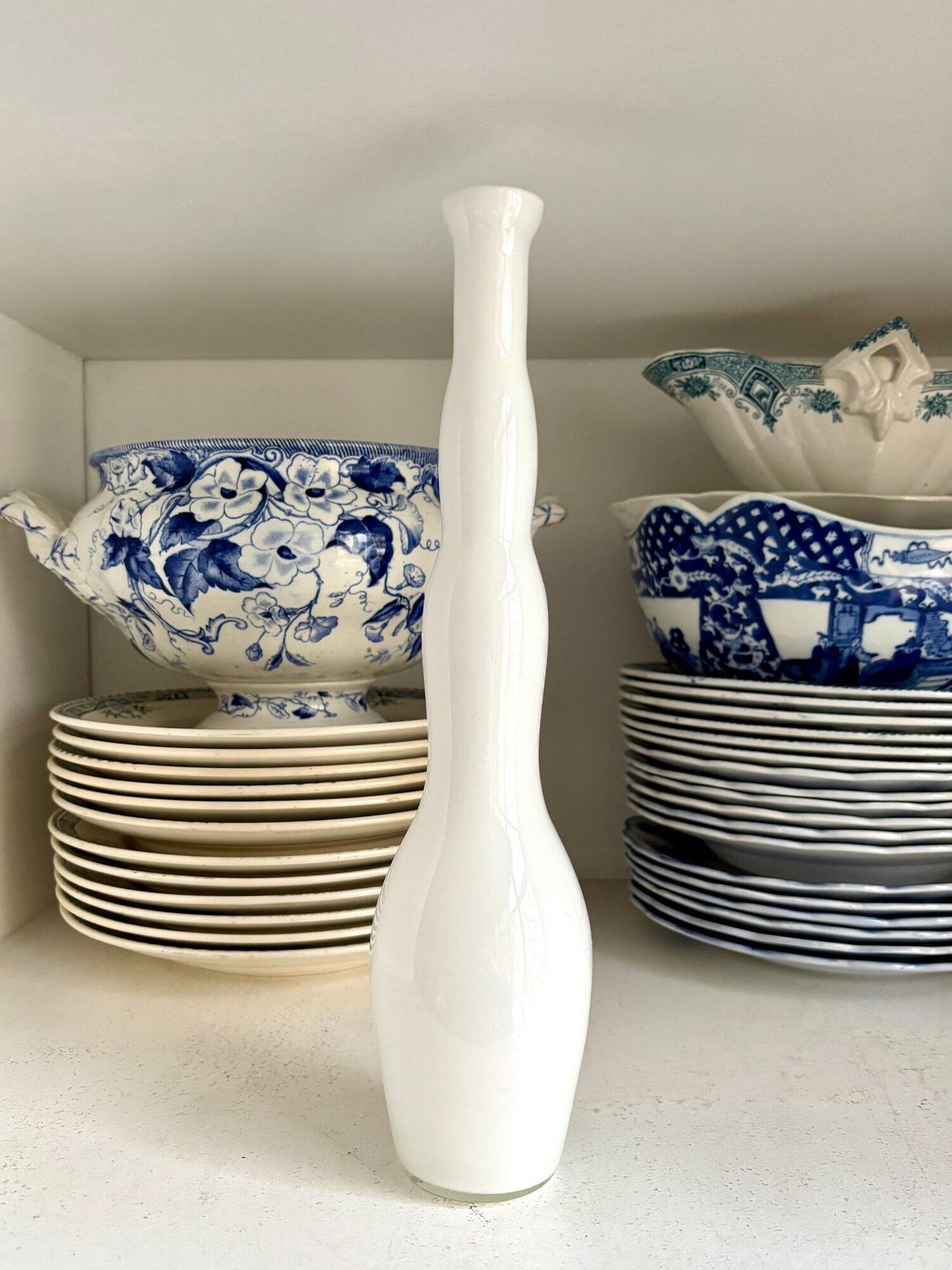 Vase, single-flower vase in white opaline