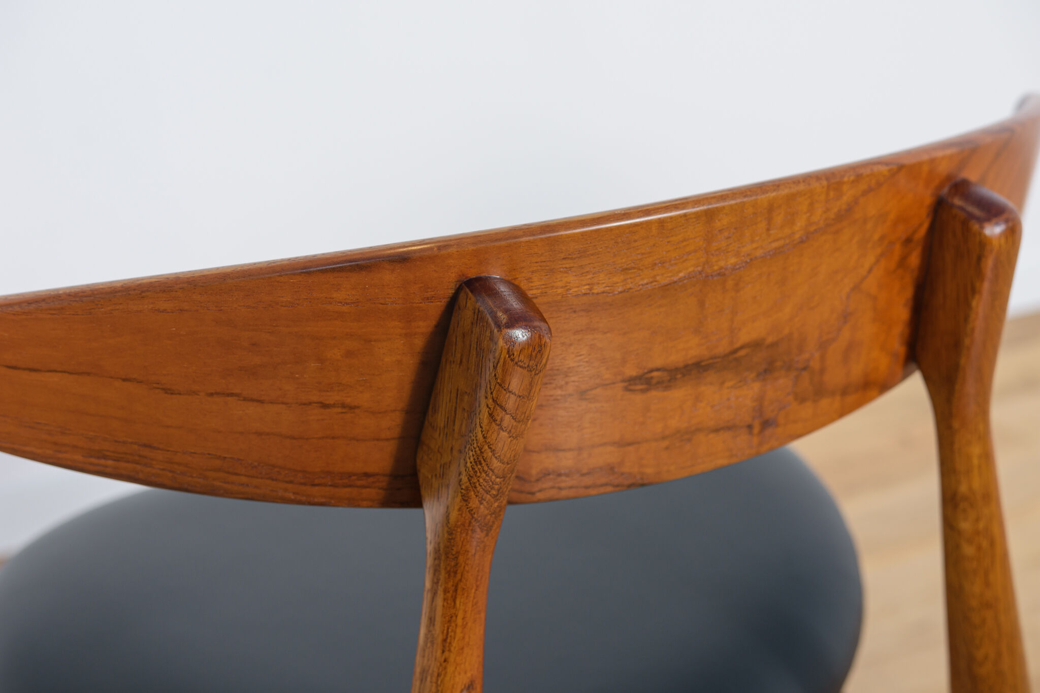 Mid century danish ch33 dining chairs by Hans J. Wegner for Carl Hansen & søn, set of 4