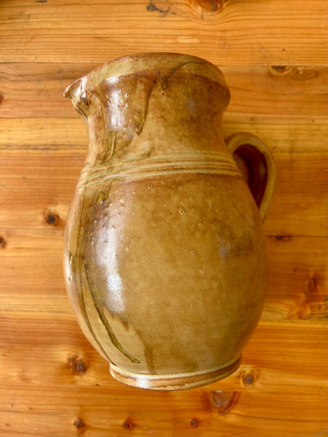Refreshing ceramic carafe