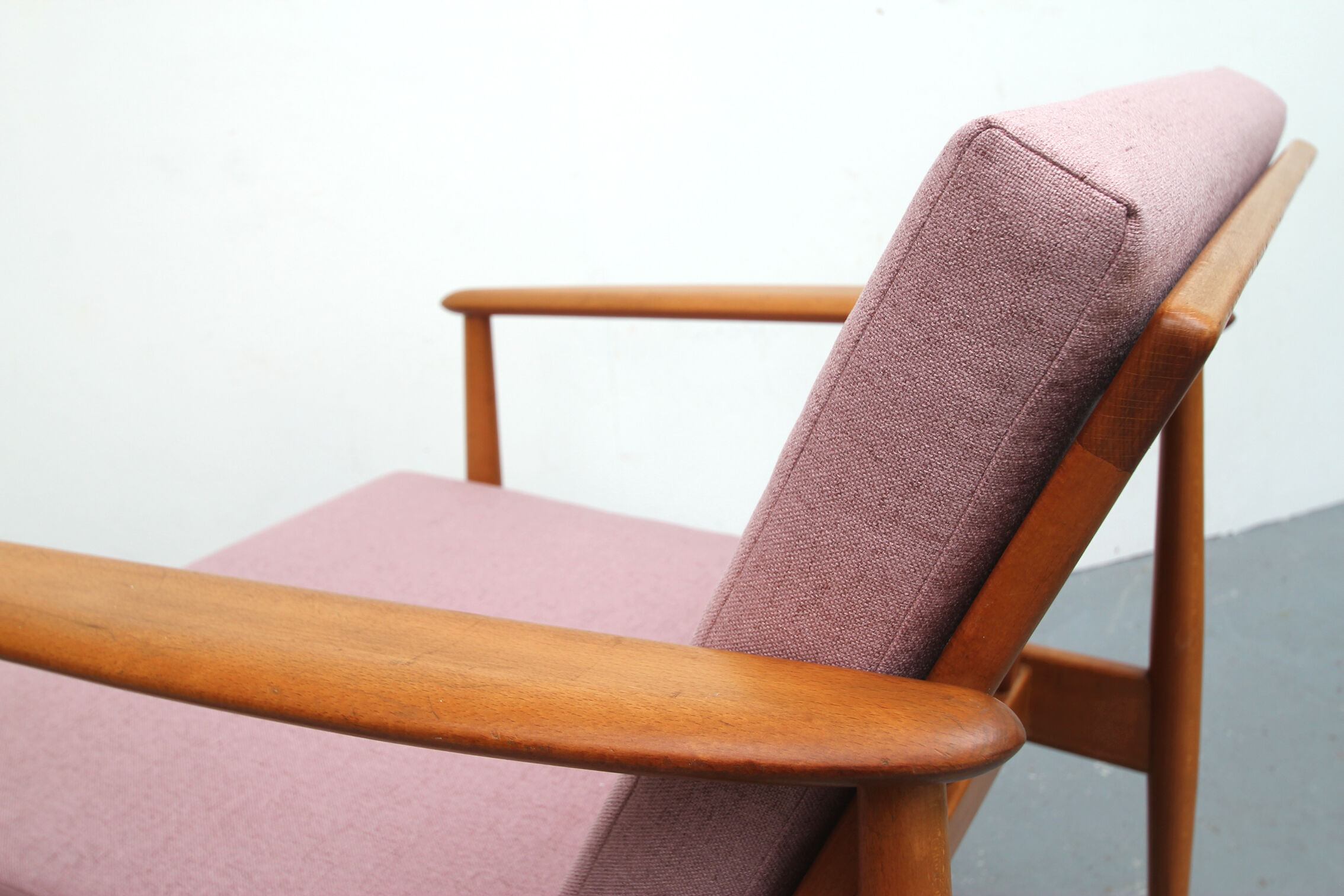 Scandinavian pink armchair in beech wood - 1960s