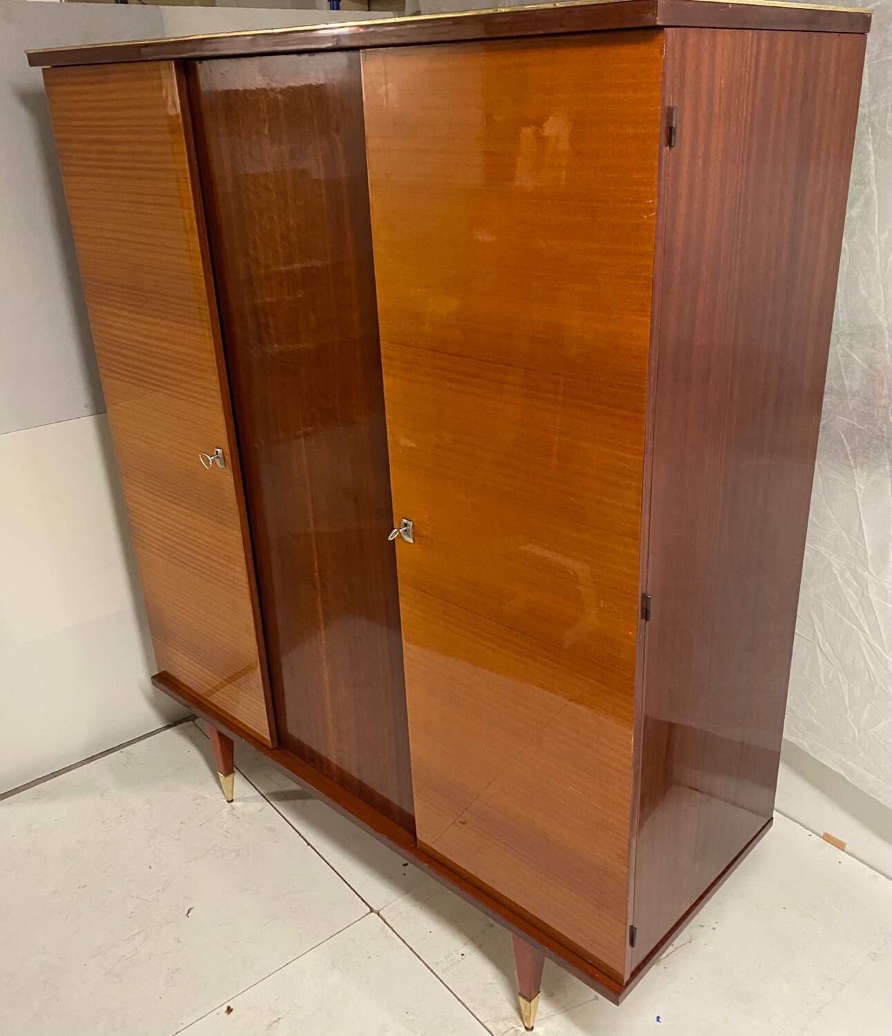 Armoire vintage pieds compas