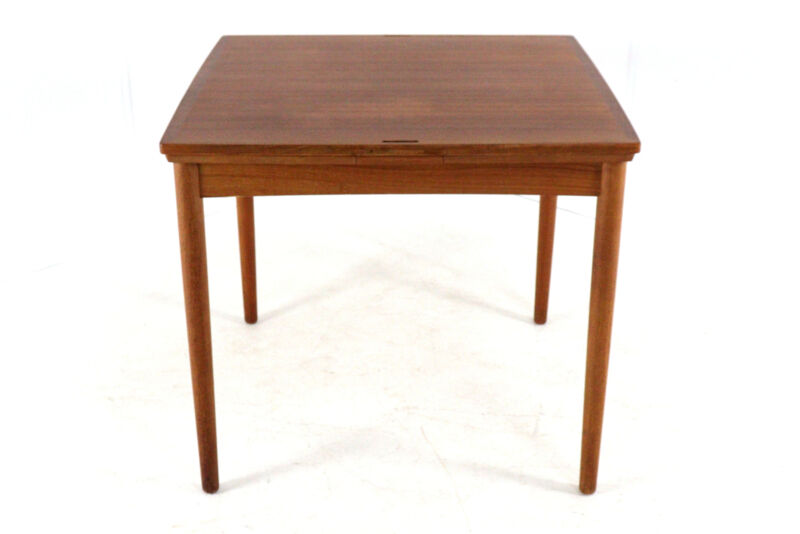Compact Poul Hundevad for Hundevad & Co extendable dining table in teak