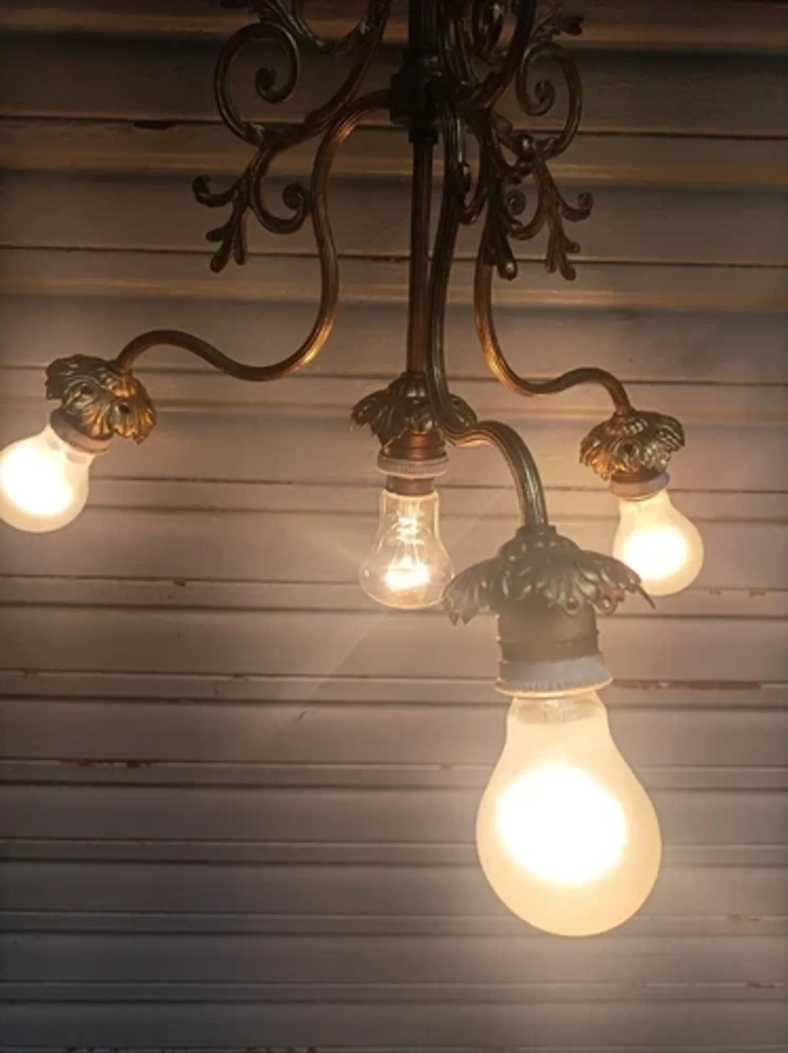 Antique 19th-century chandelier with 4 lights in gilded bronze, Napoleon III style - in working condition.