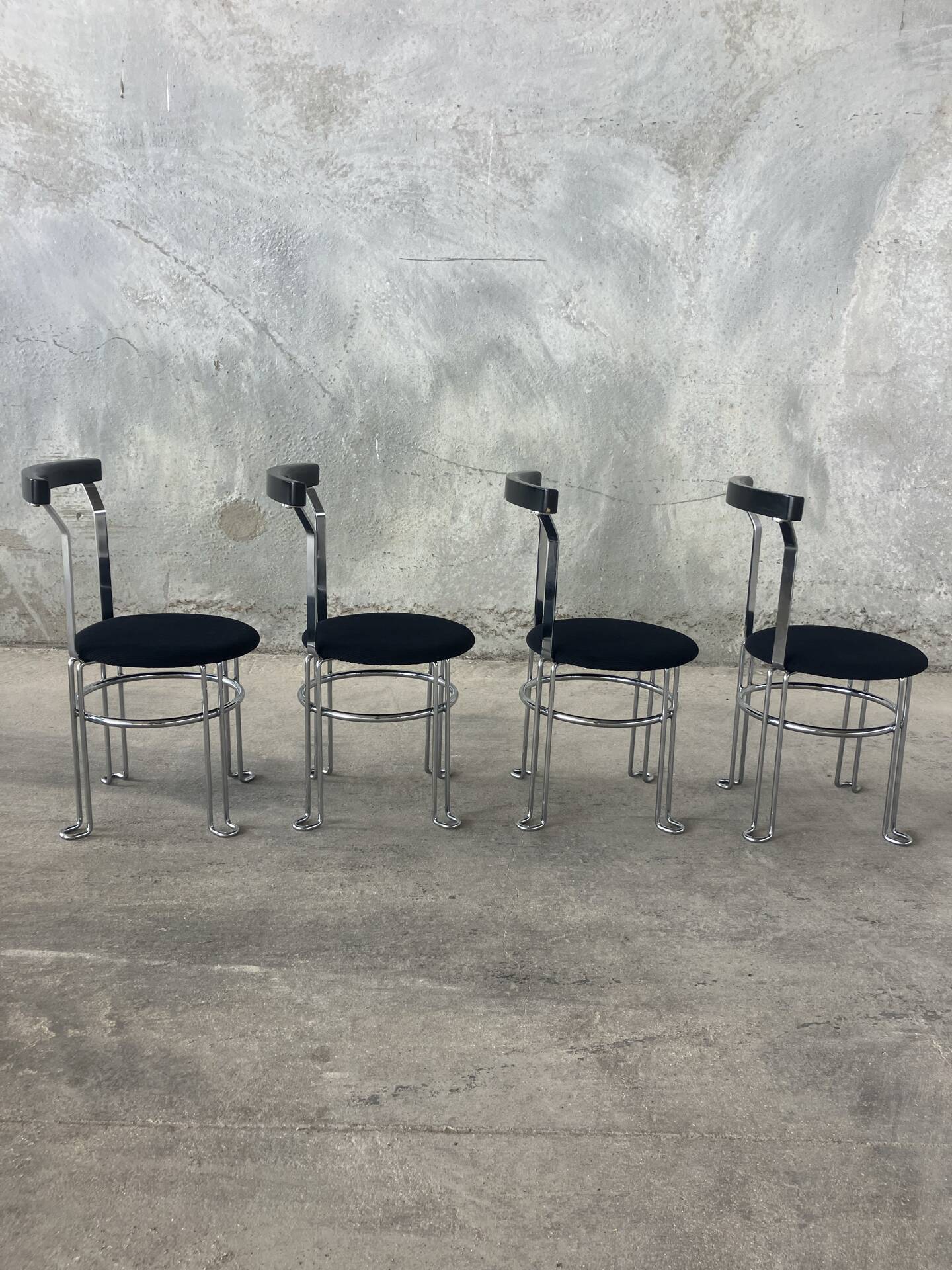 4 chaises postmodernes, 1980