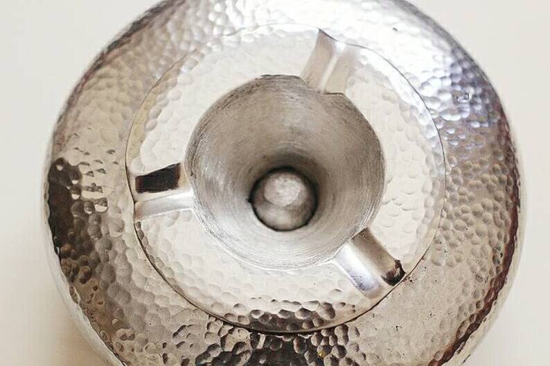 Hammered aluminum ashtray with lid for cigars and cigarettes